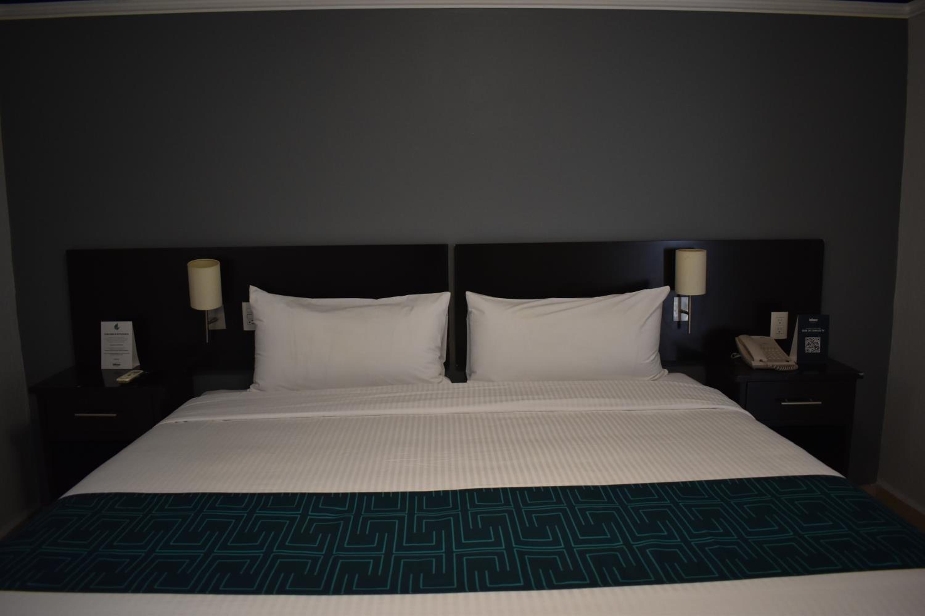 Standard King Room - Photo 12