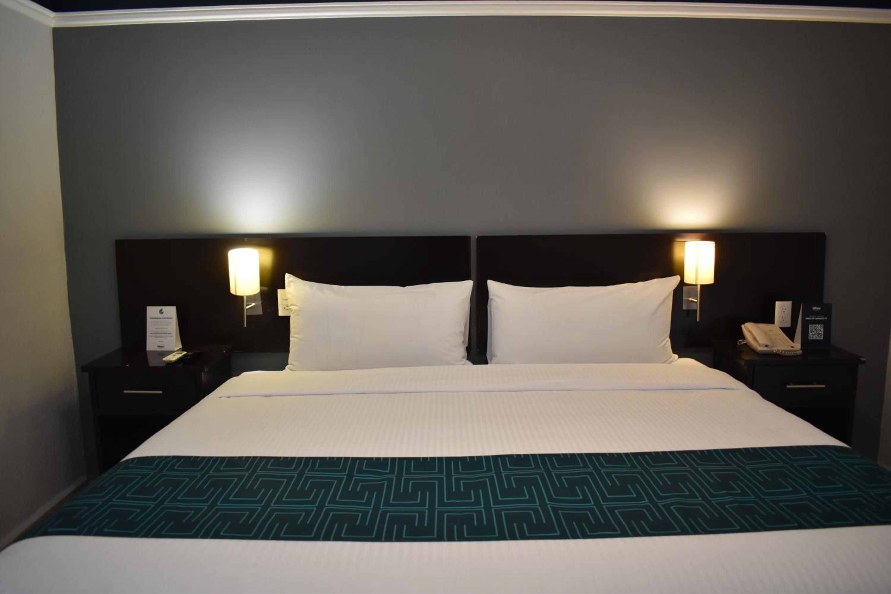 Standard King Room - Photo 11