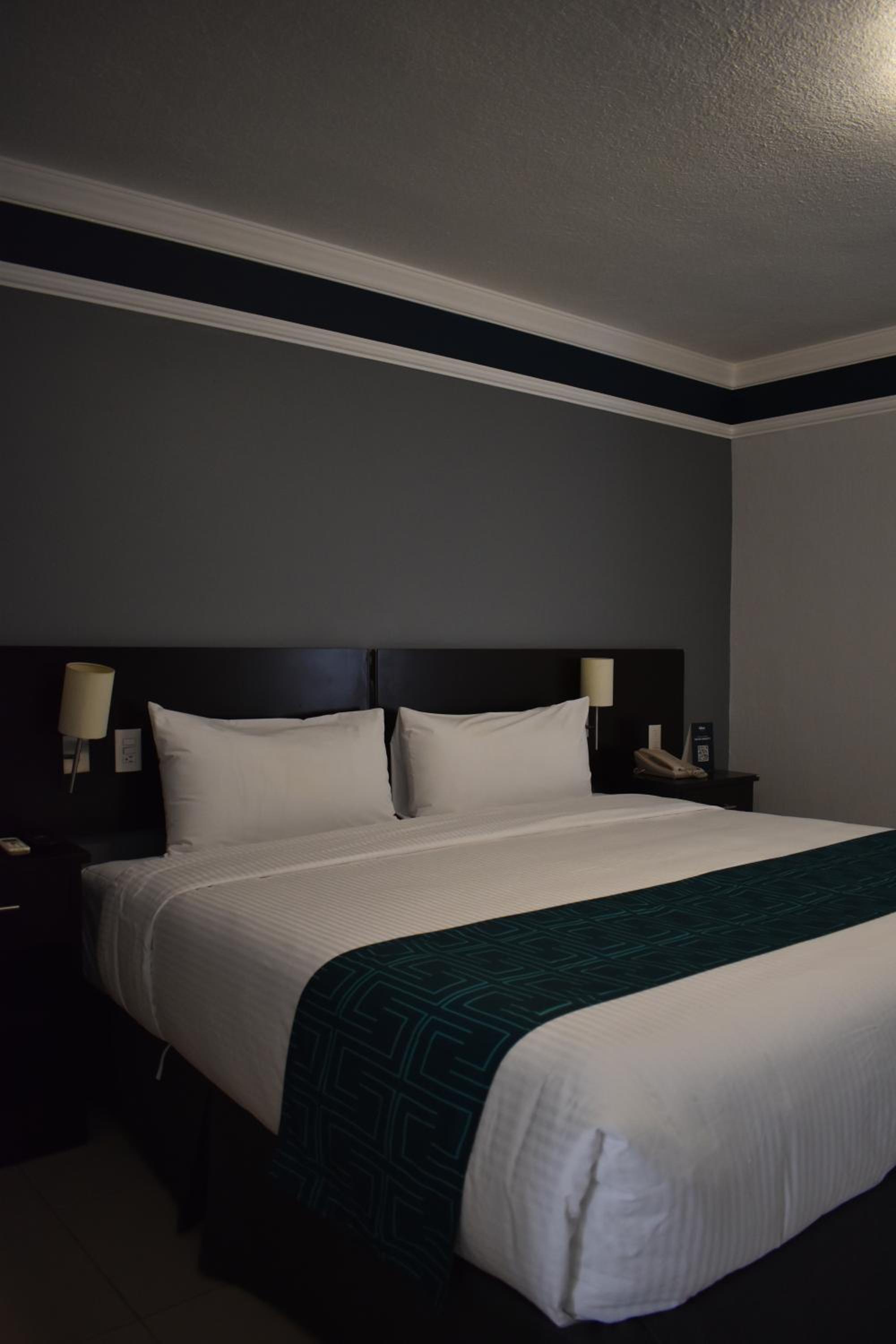 Standard King Room - Photo 10