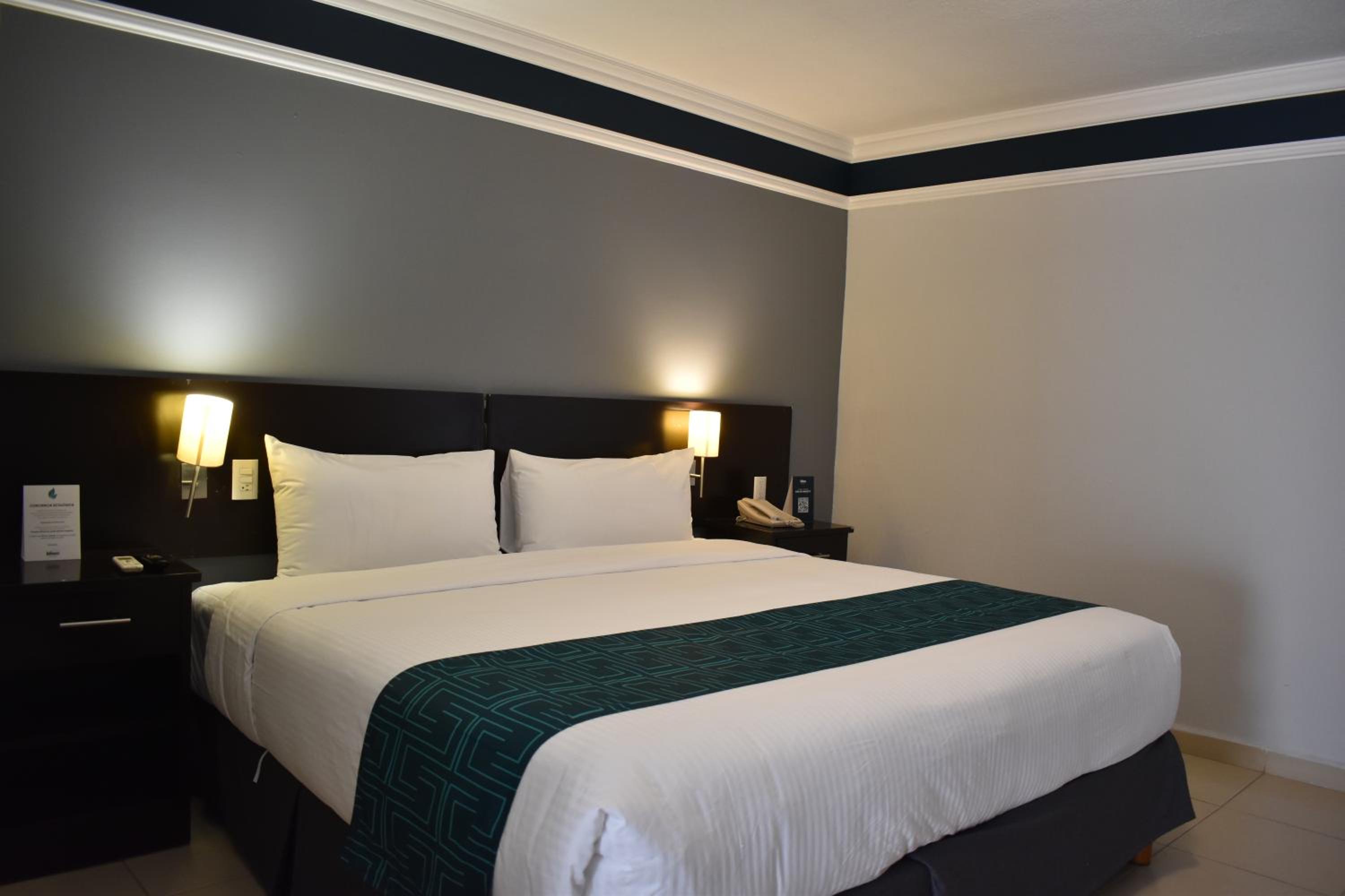 Standard King Room - Photo 13