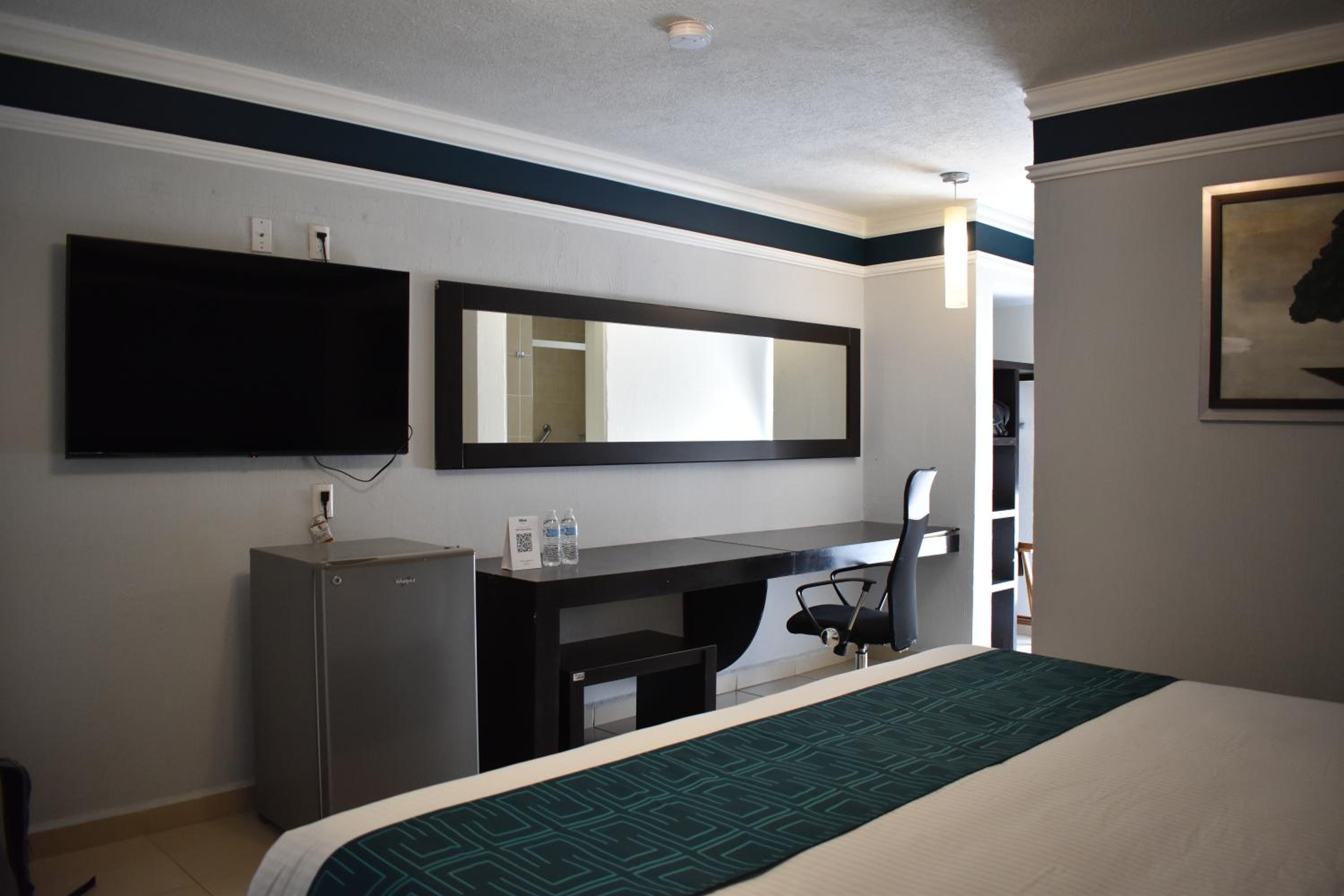 Standard King Room - Photo 8