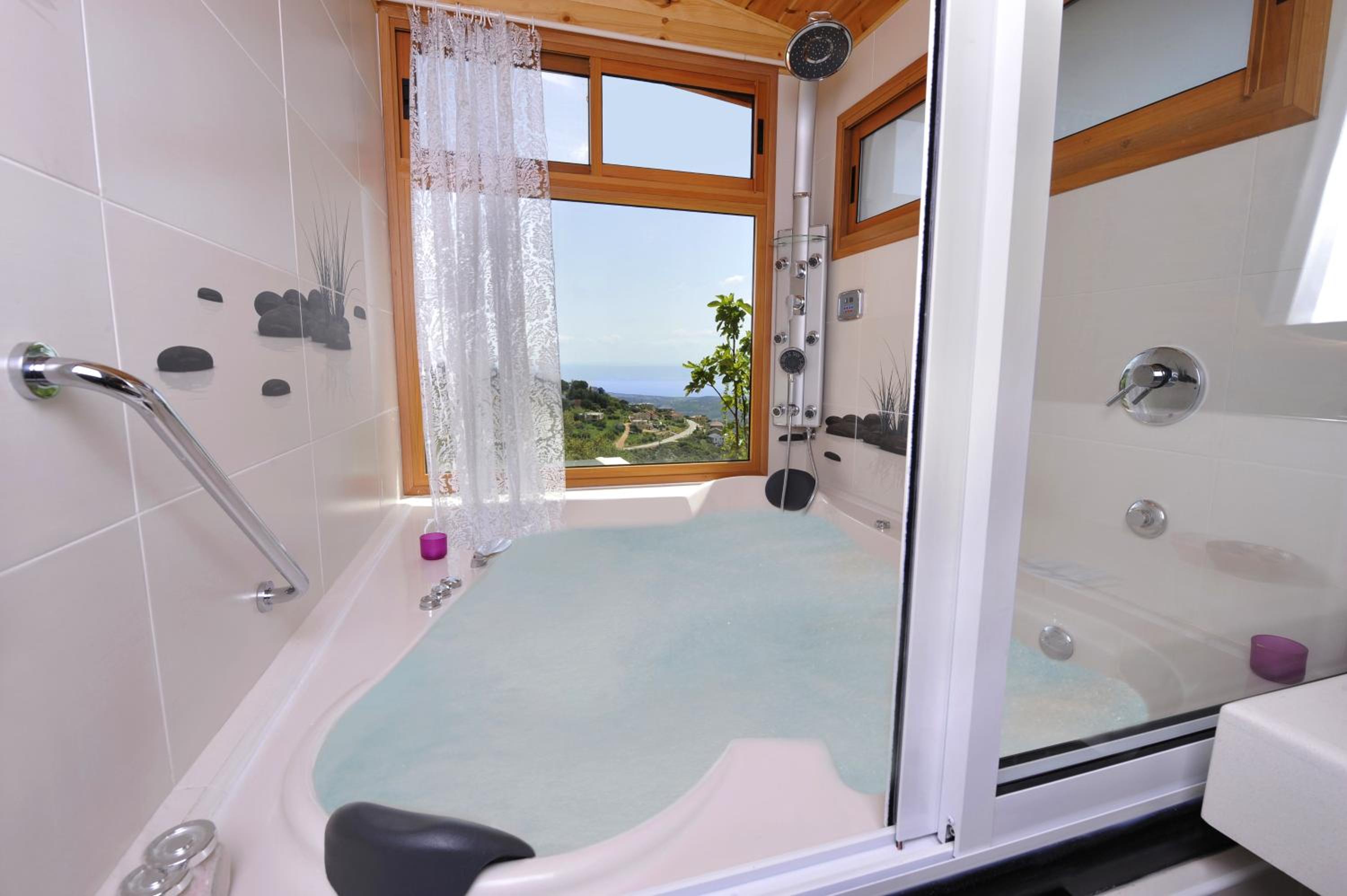 Deluxe Suite with Spa Bath (Kineret) - Photo 5