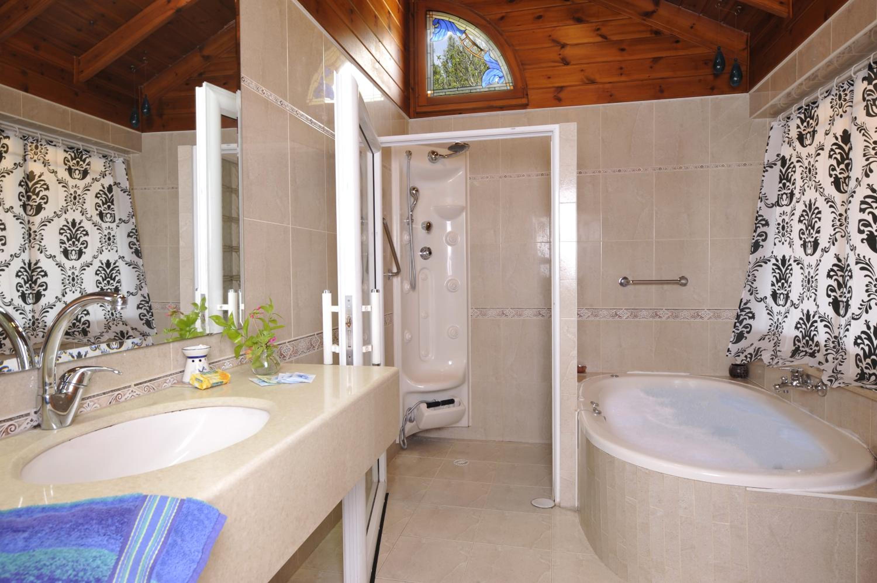Deluxe Suite with Spa Bath (Kineret) - Photo 7