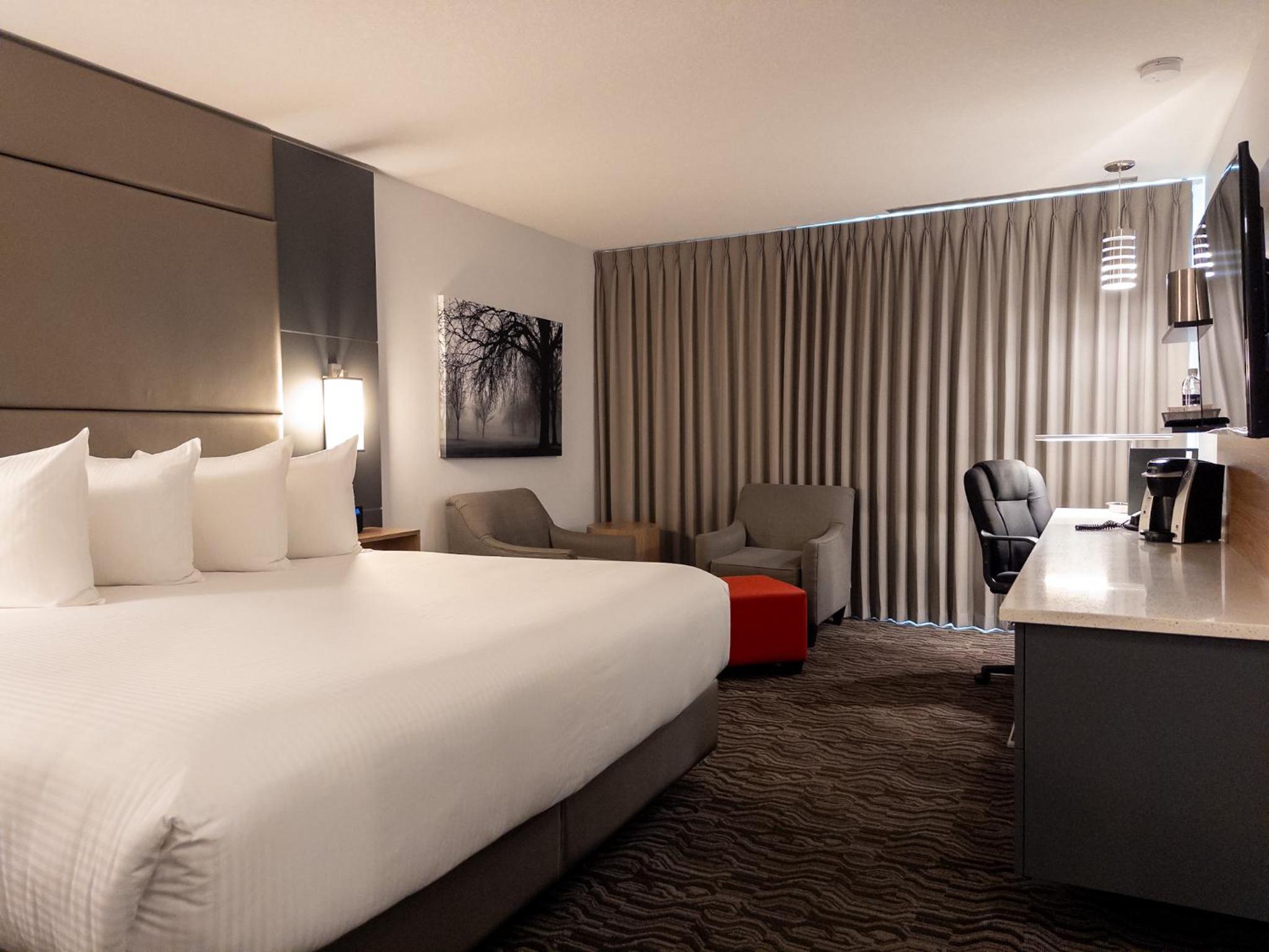 Premium King Room - Newly Renovated thumbnail 5