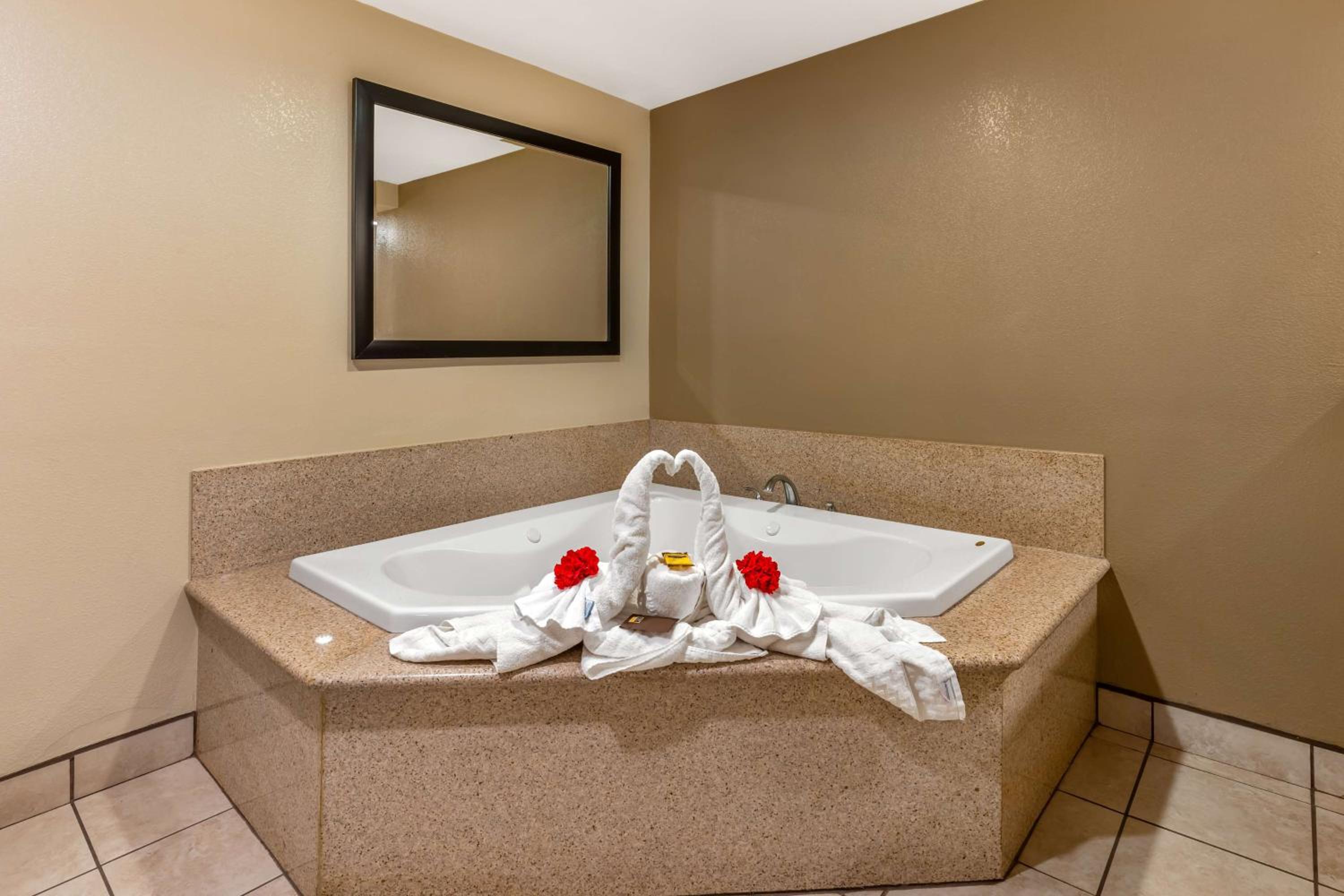 King Suite with Spa Bath - Non-Smoking - Photo 6