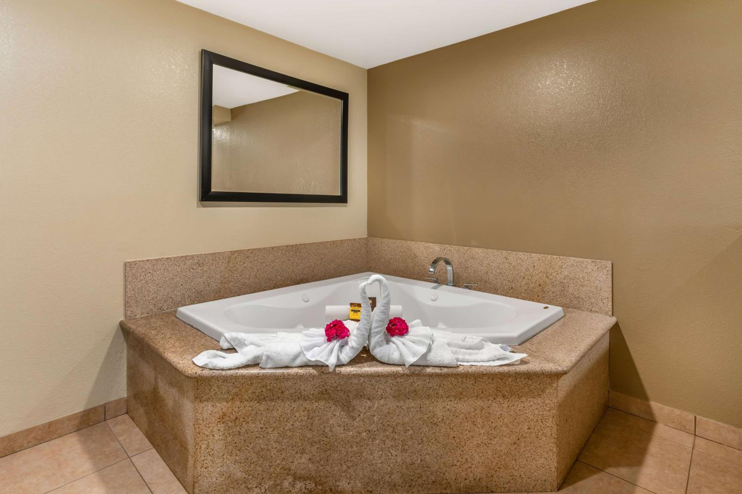 Queen Suite with Spa Bath - Non-Smoking - Photo 4
