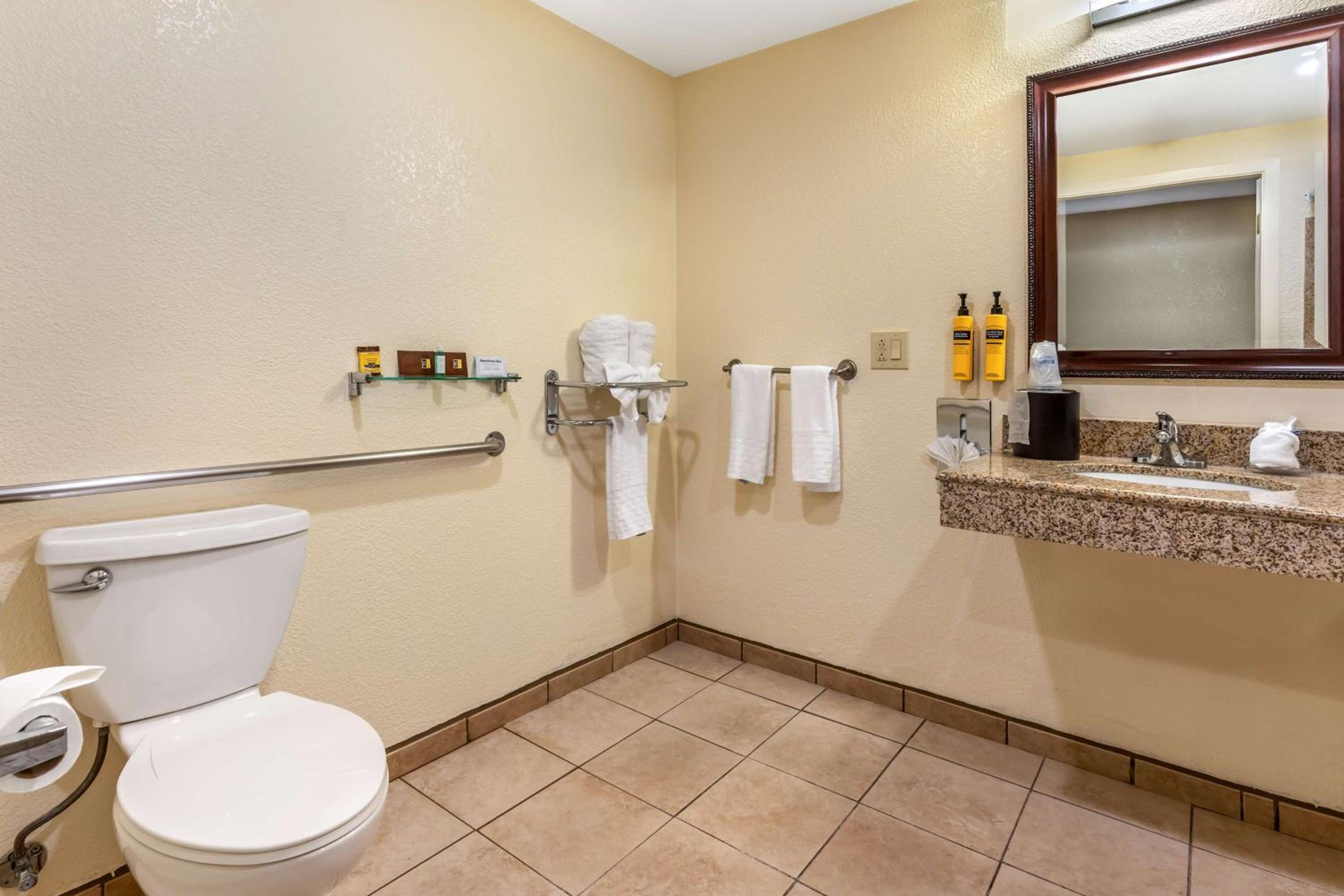 Queen Room with Two Queen Beds - Balcony - Non Smoking - Photo 4