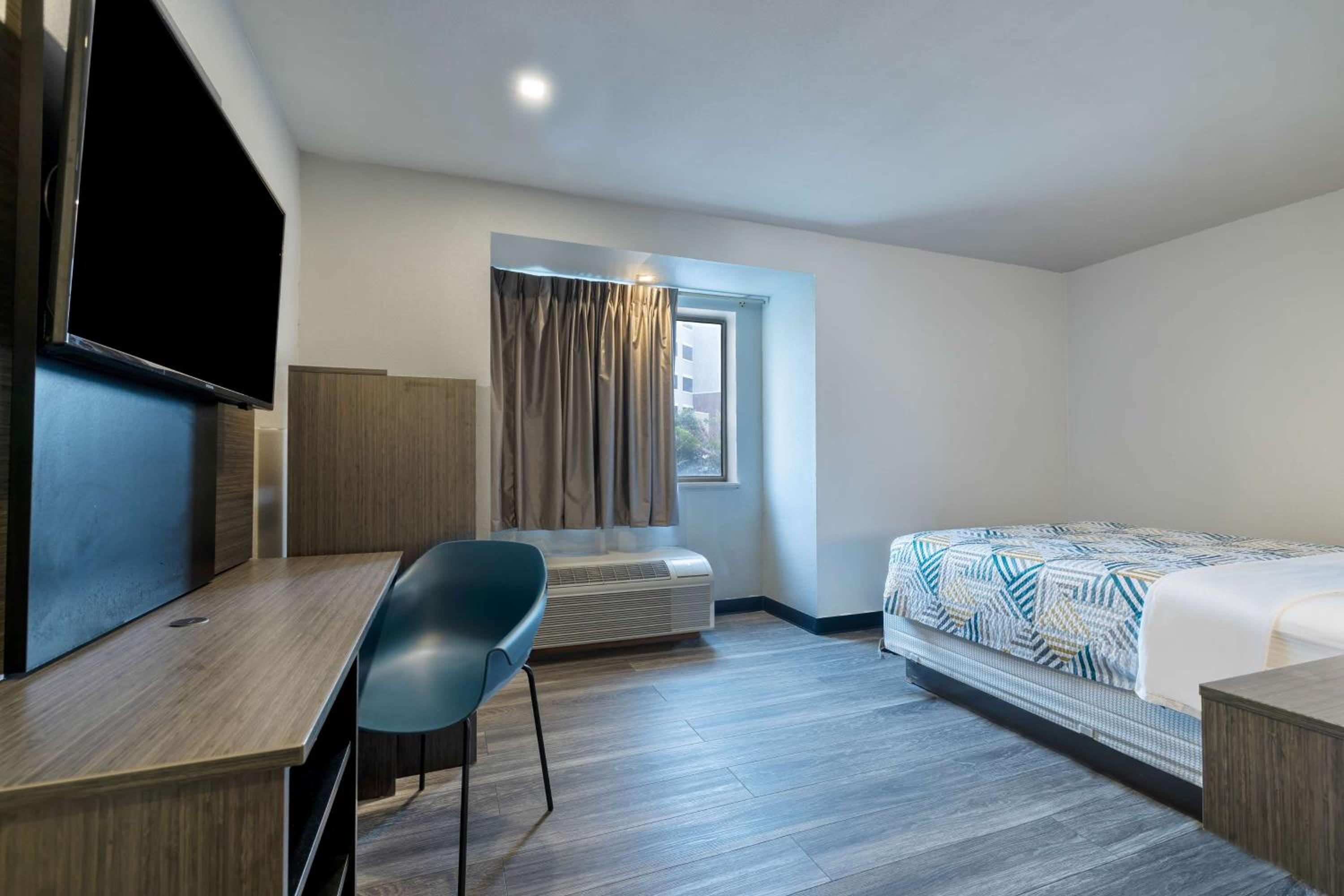 Queen Room - Disability Access - Non-Smoking photo 1