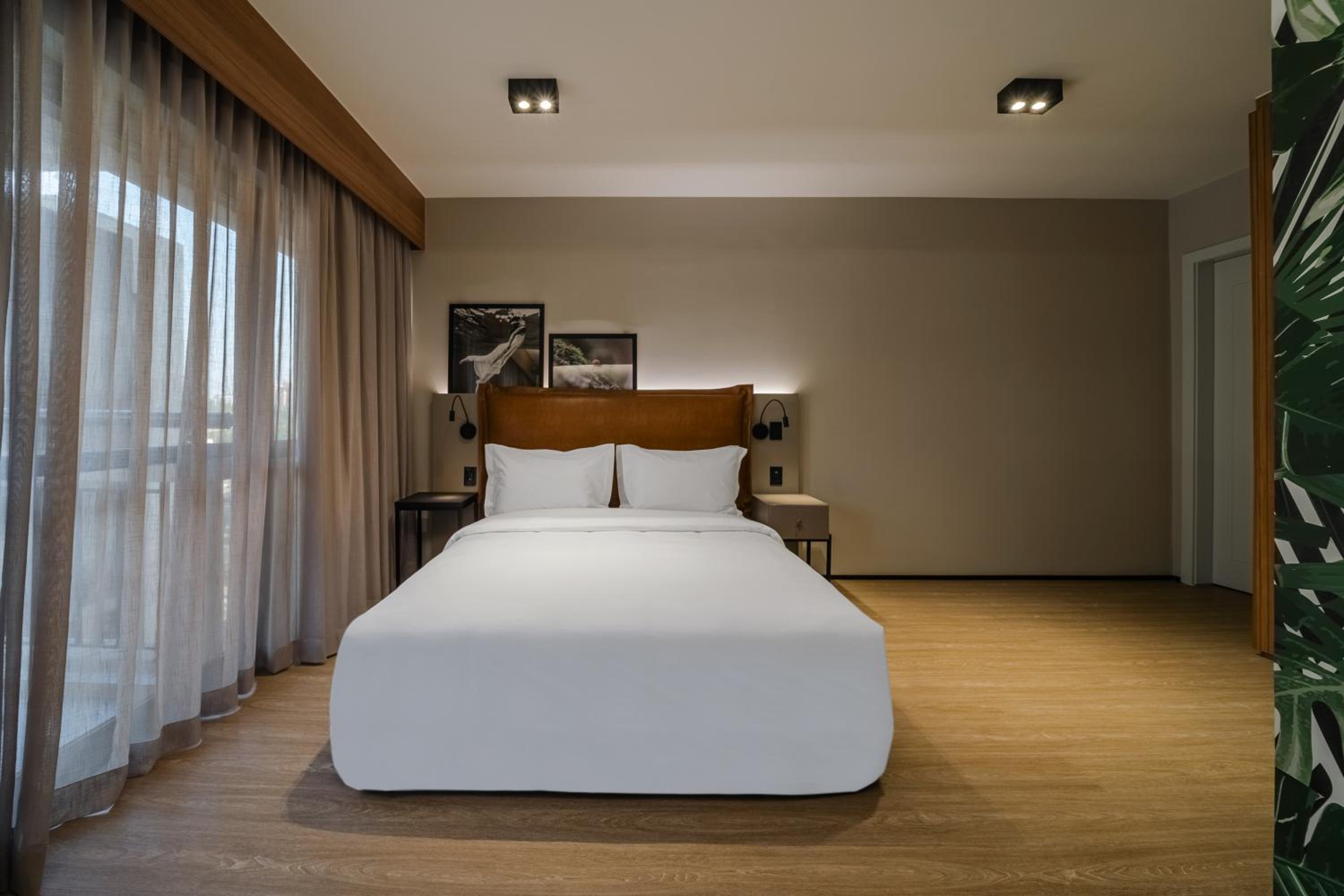 Deluxe Double Room with Balcony - Photo 5