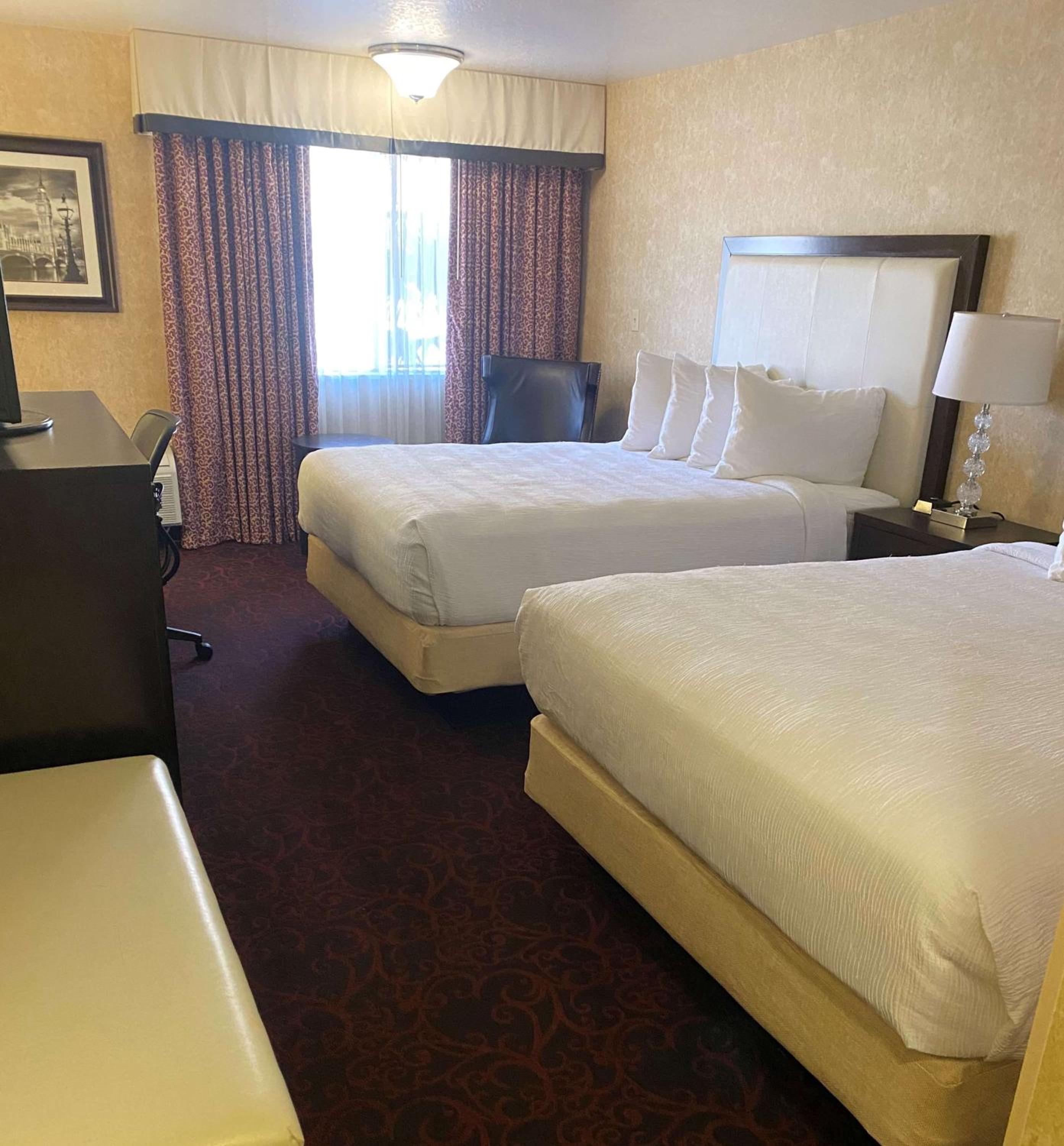 Queen Room with Two Queen Beds and Bath Tub - Disability Access/Non-Smoking  - Photo 4