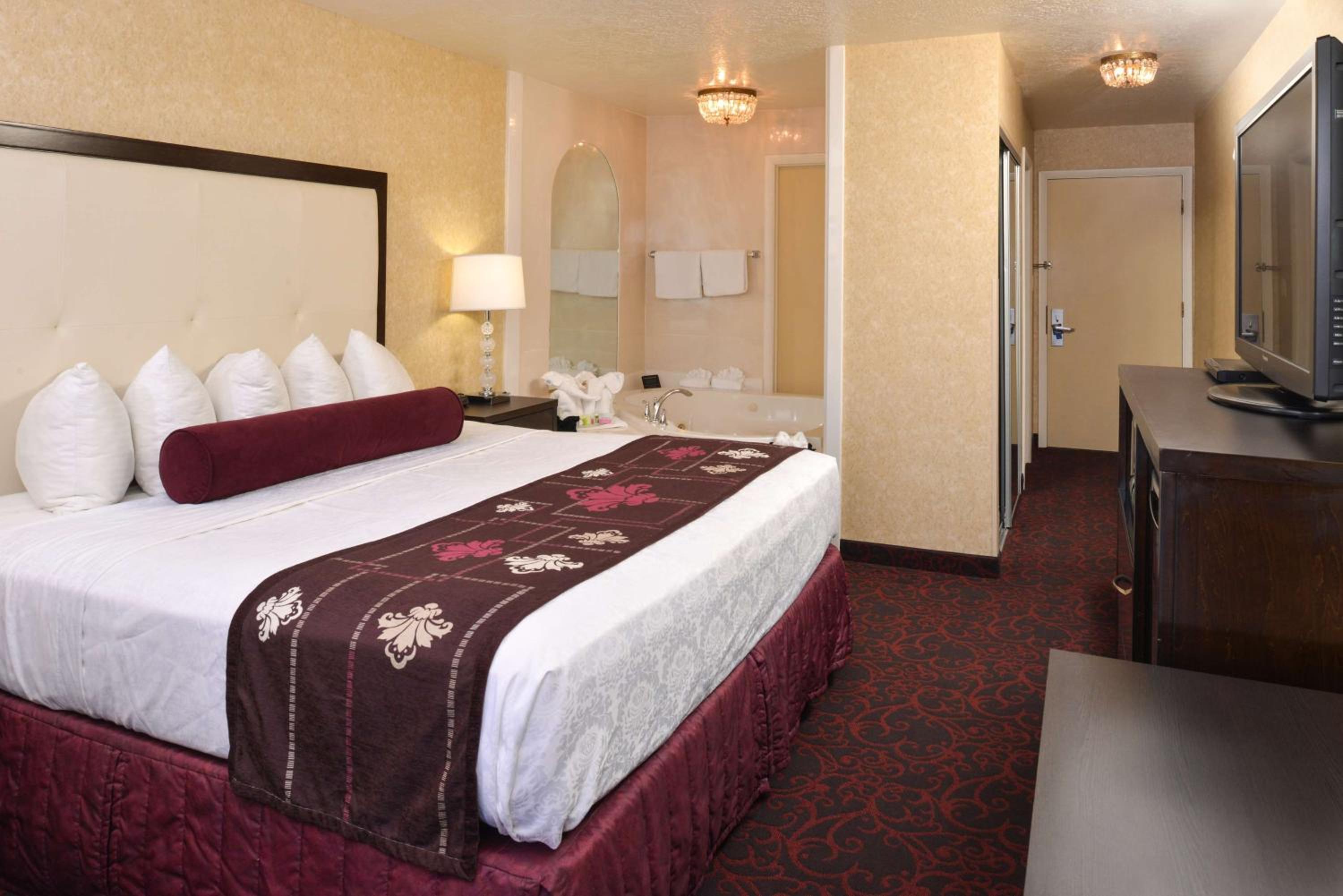 King Suite with Spa Bath - Photo 1