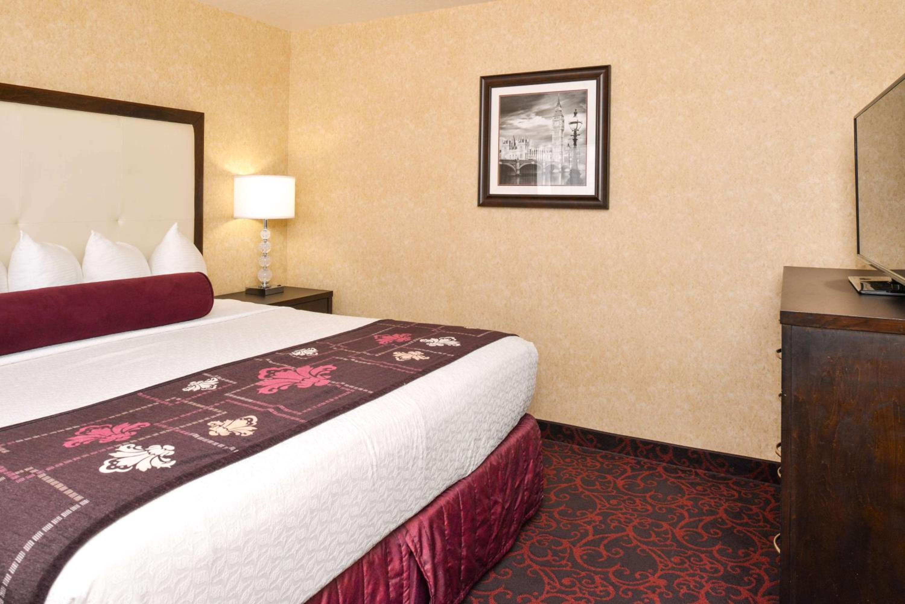 King Suite with Spa Bath - Photo 5