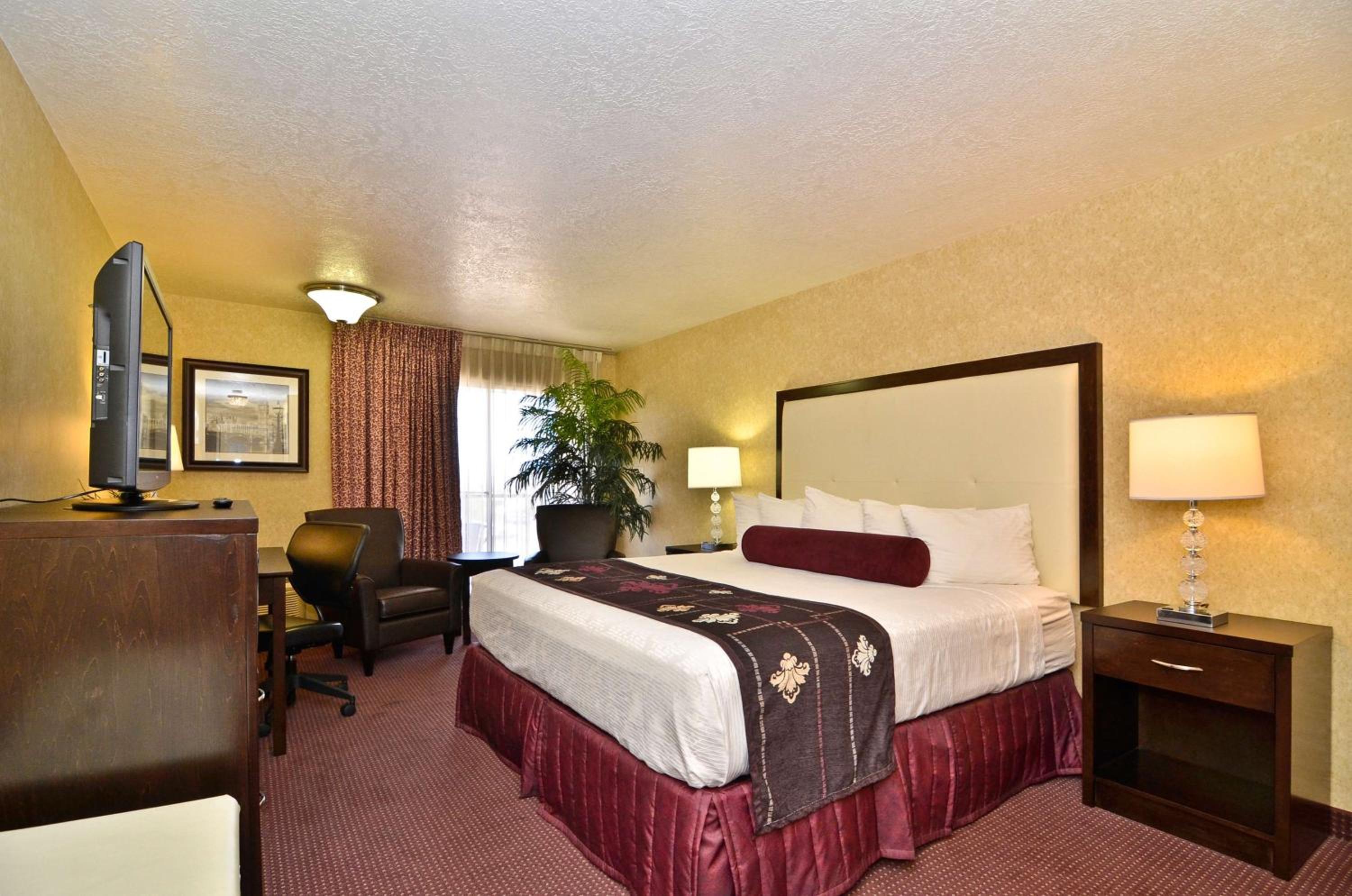 King Room with Balcony - Non-Smoking - Photo 4
