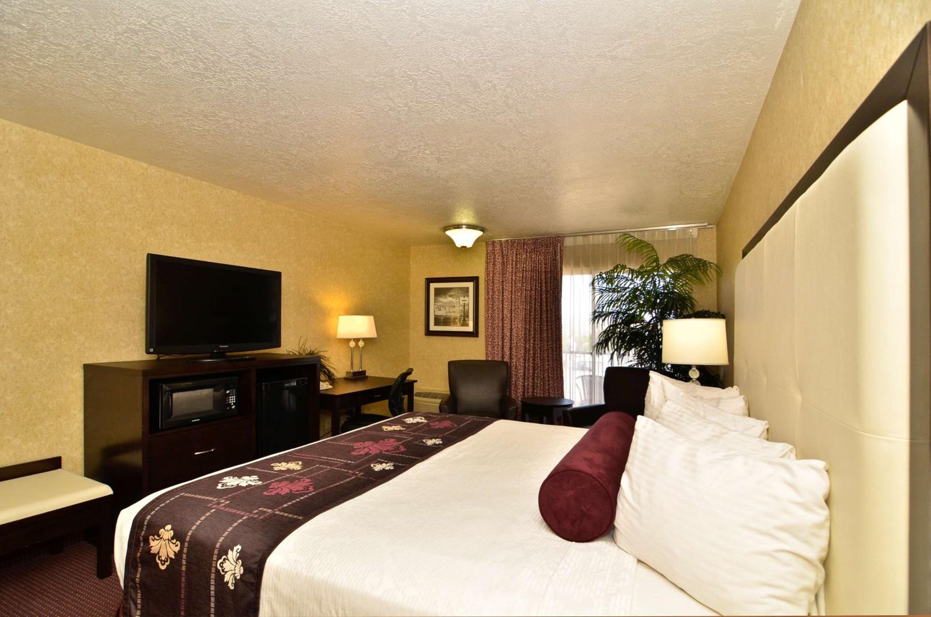 King Room with Balcony - Non-Smoking - Photo 1