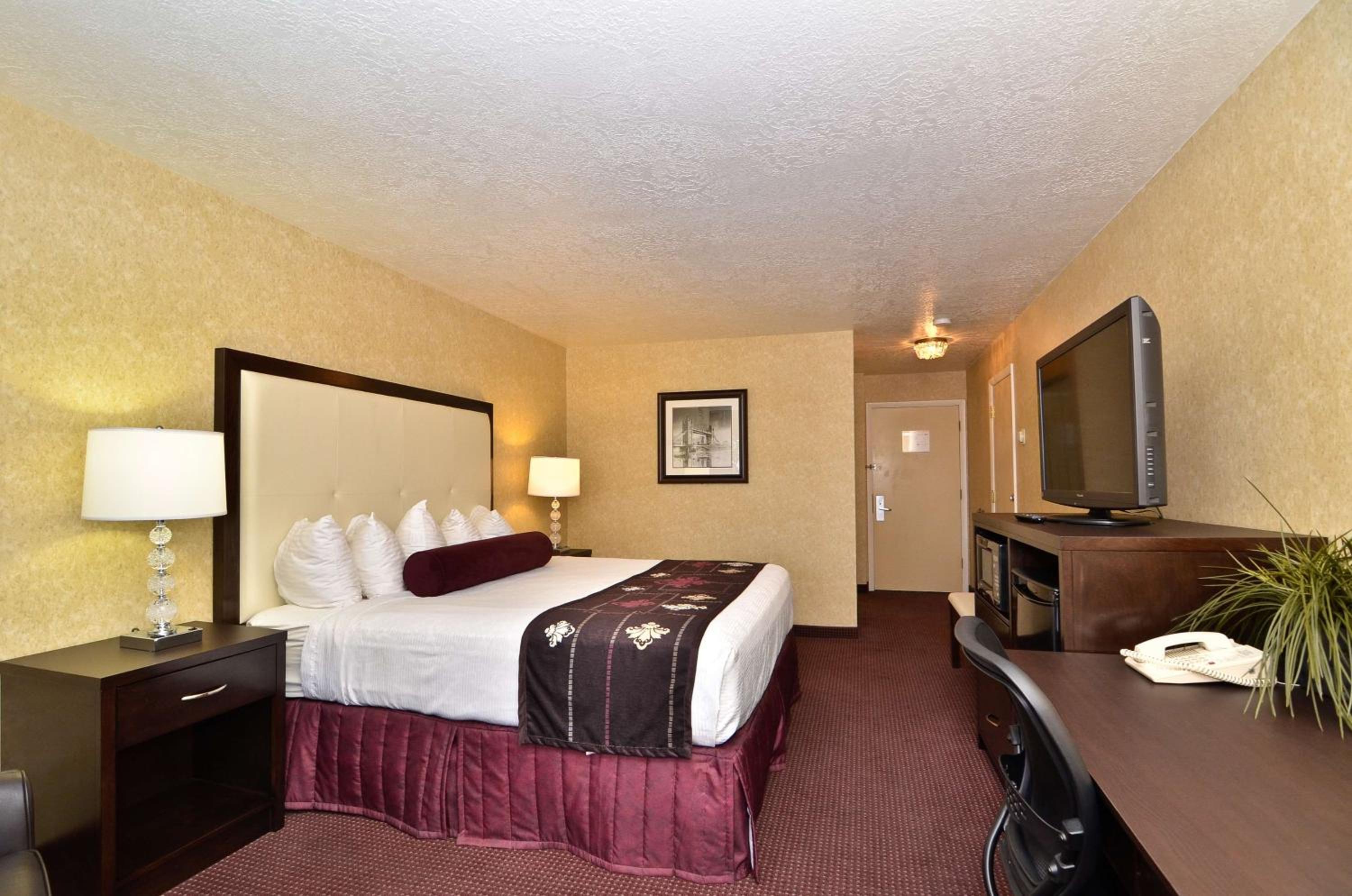 King Room with Balcony - Non-Smoking - Photo 2