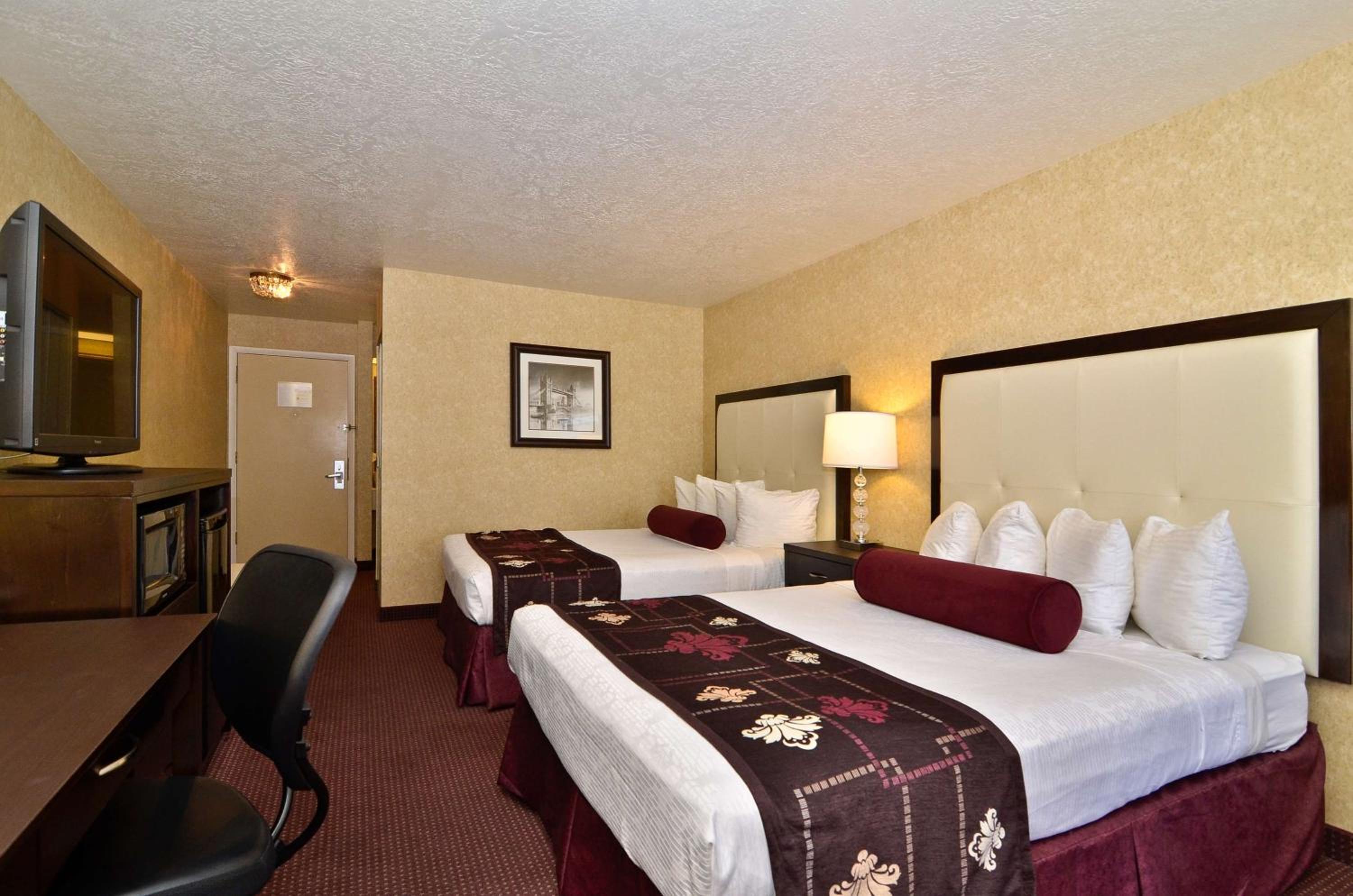 Queen Room with Two Queen Beds and Balcony - Non-Smoking - Photo 2