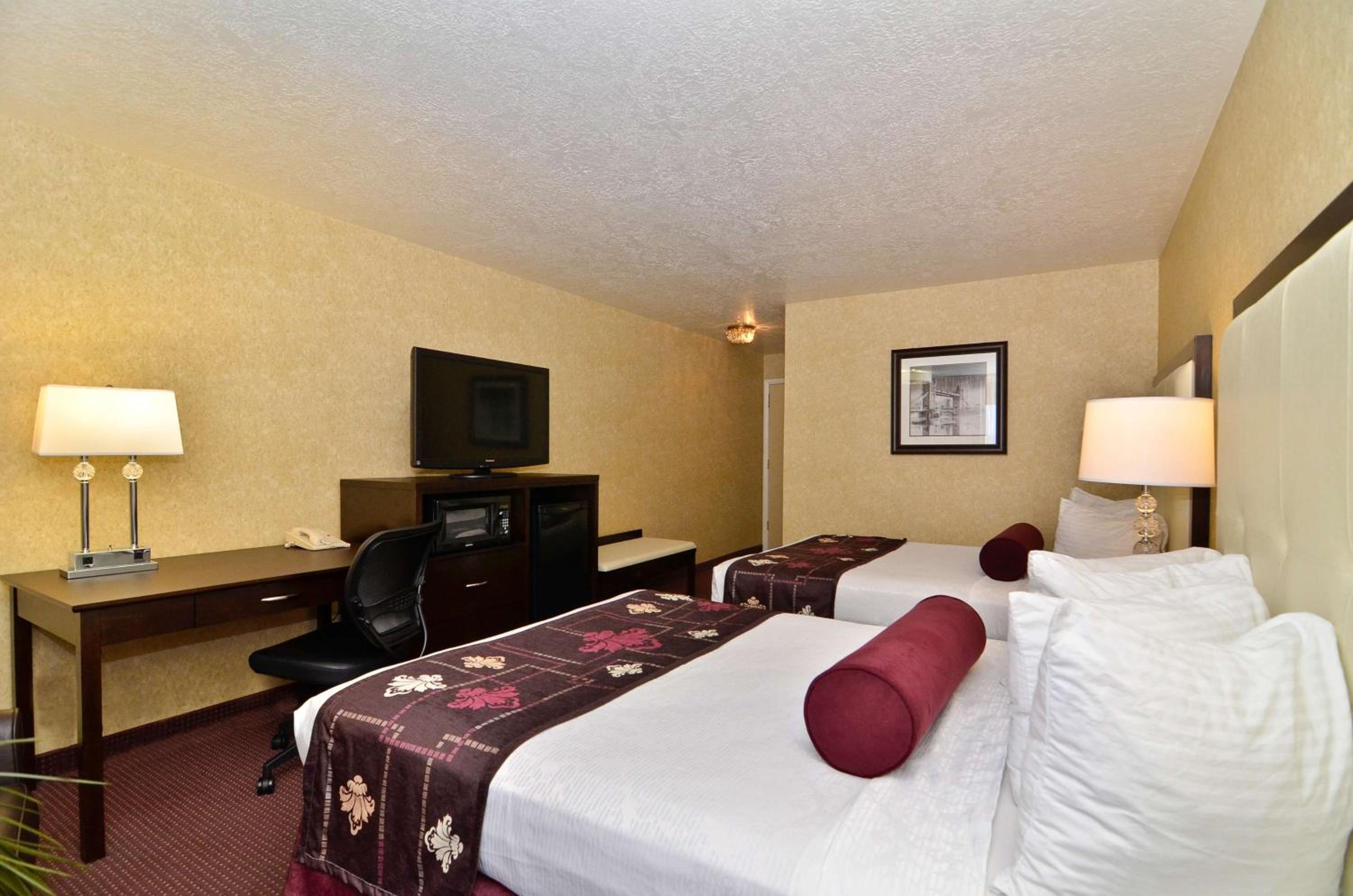 Queen Room with Two Queen Beds and Balcony - Non-Smoking - Photo 3