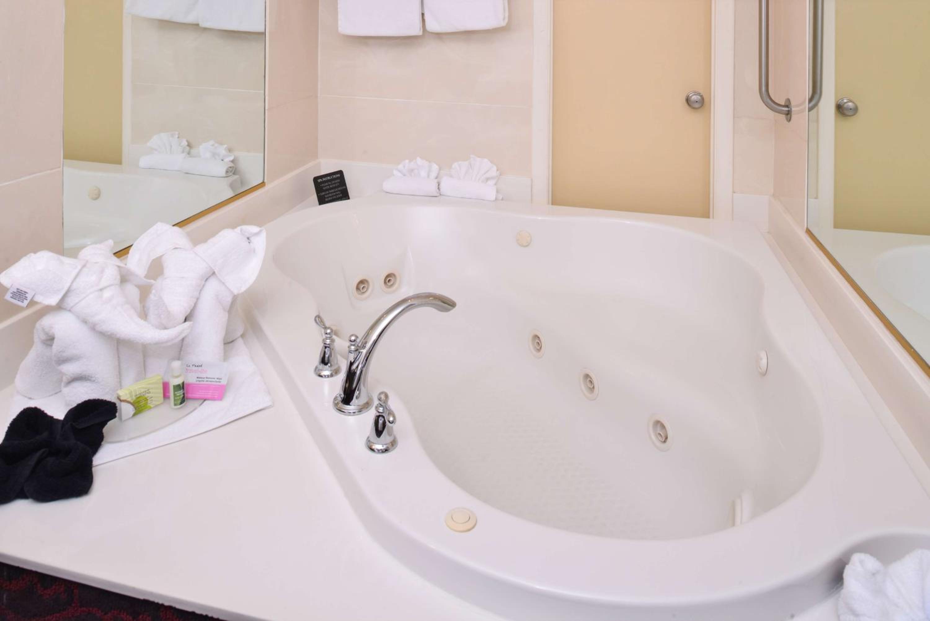 King Suite with Spa Bath - Photo 2