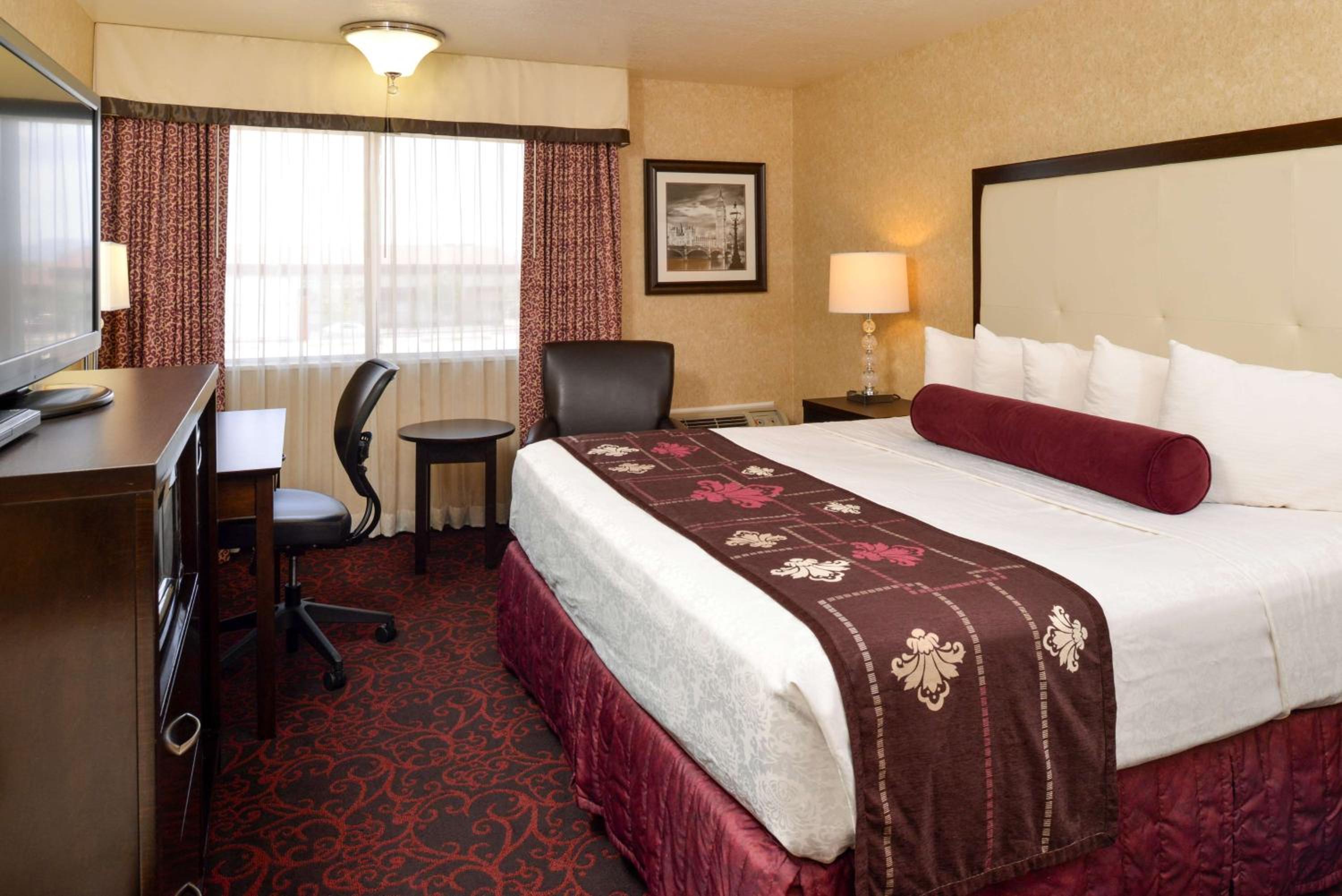 King Suite with Spa Bath - Photo 3