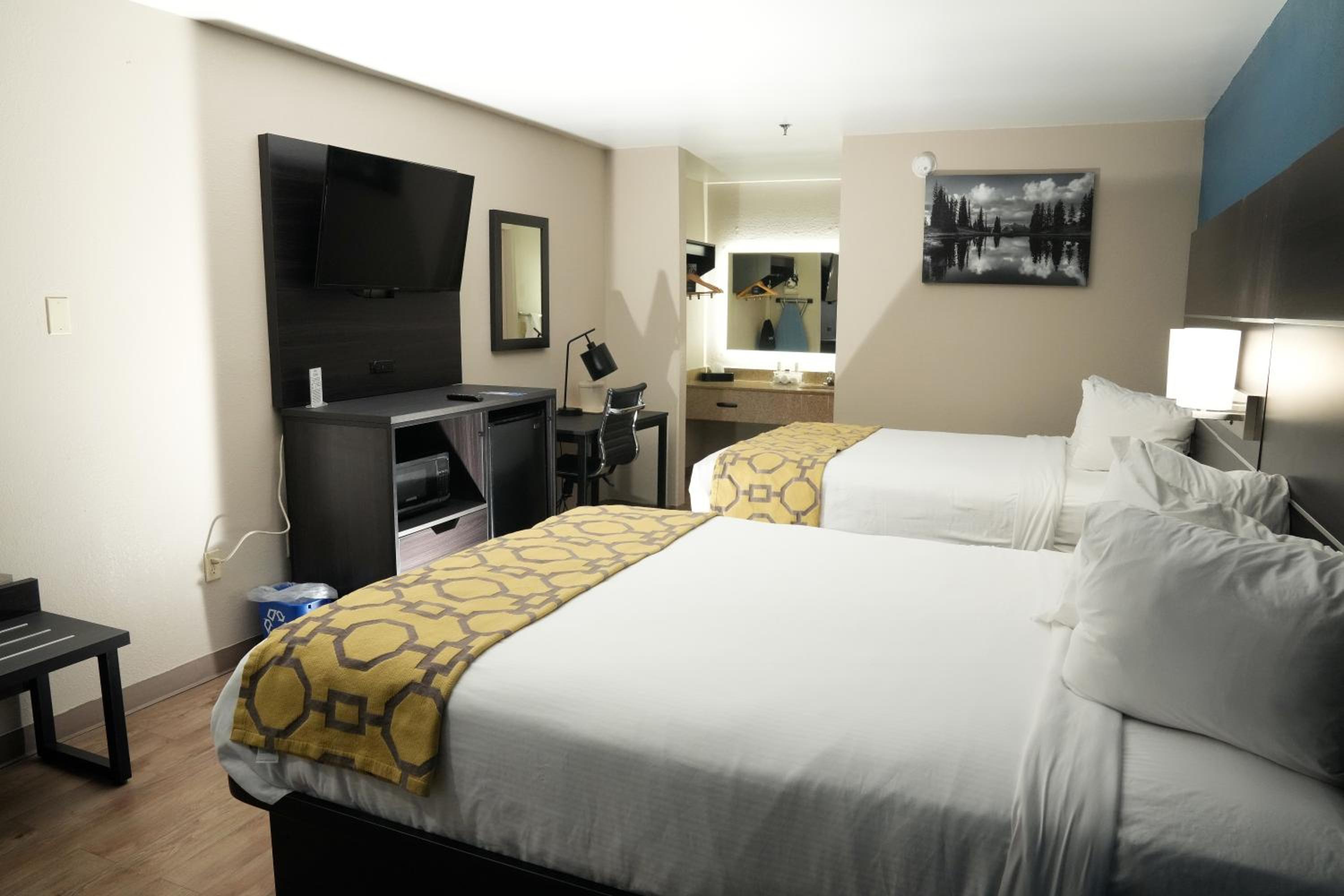 Queen Room with Two Queen Beds - Non-Smoking