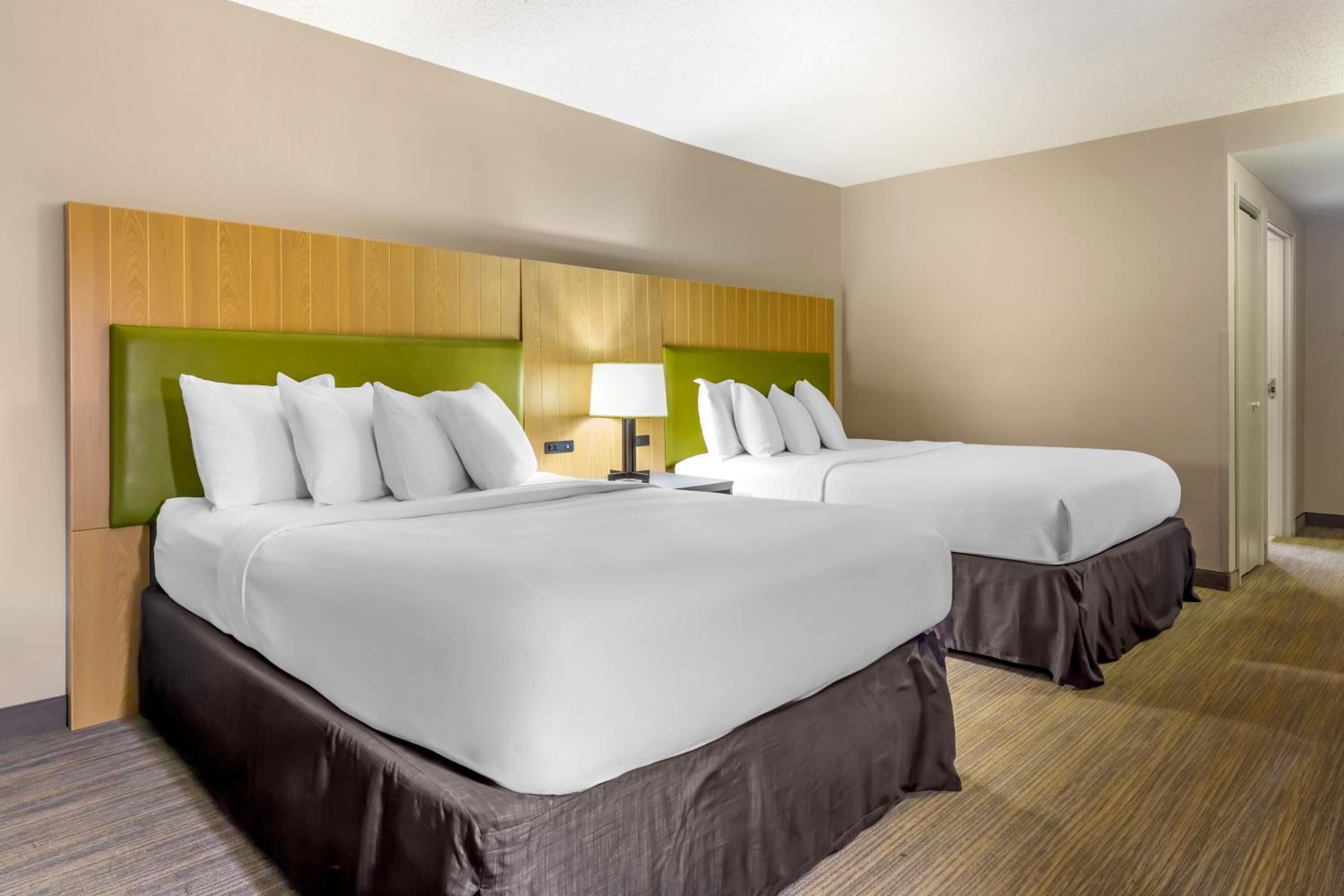 Queen Room with Two Queen Beds - Photo 2