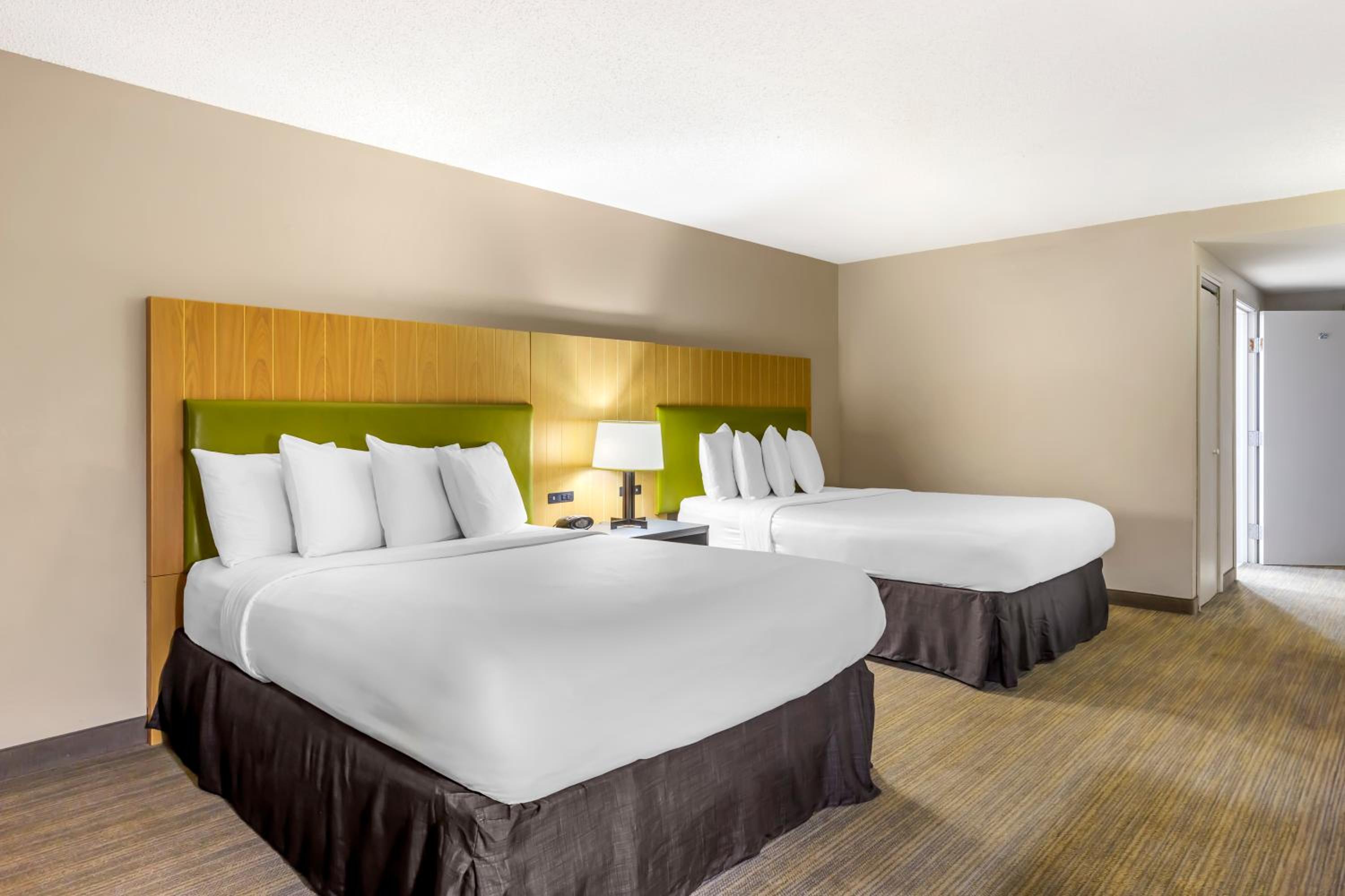 Queen Room with Two Queen Beds - Photo 4