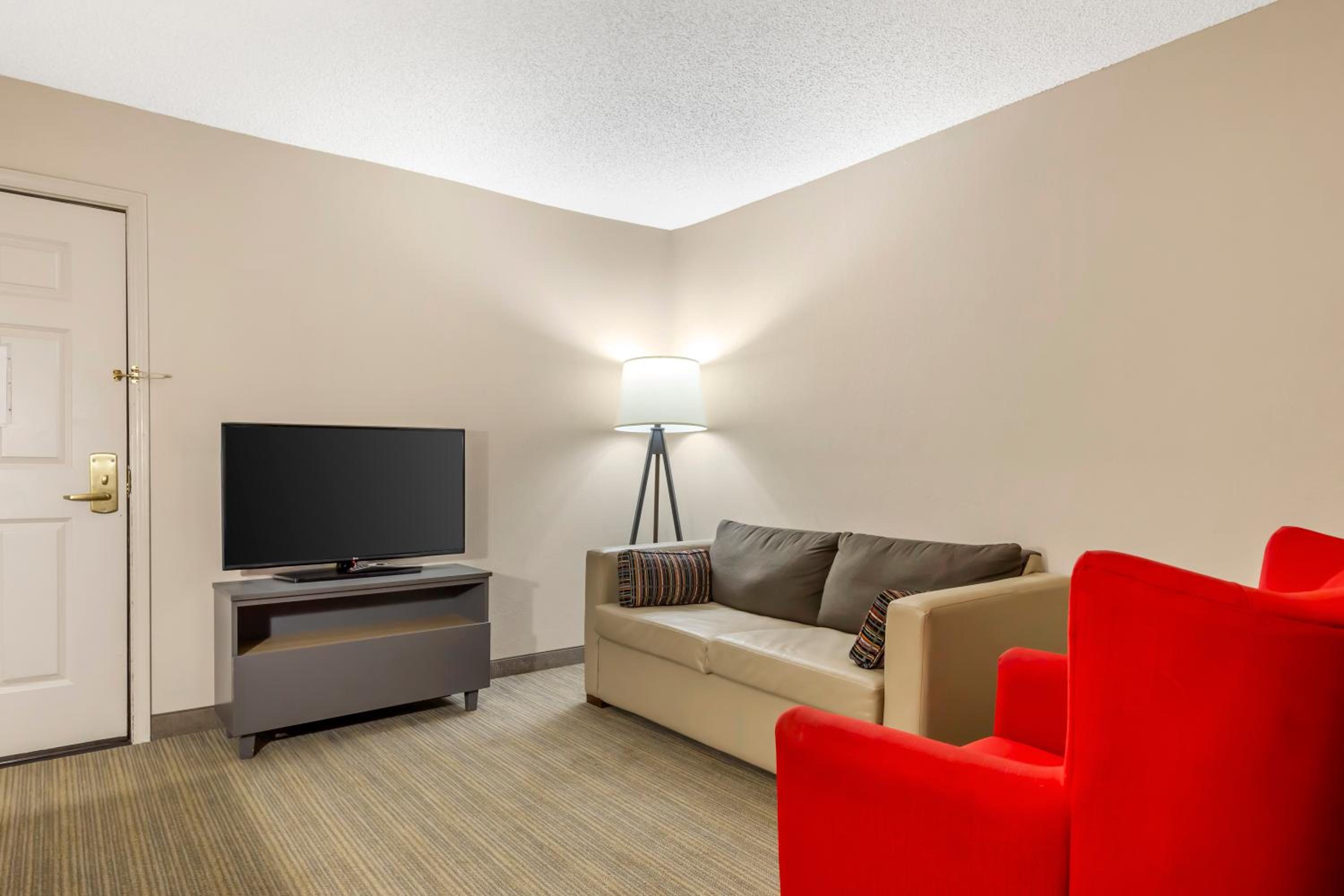 One-Bedroom Suite with Two Queen Beds - Non-Smoking - Photo 4