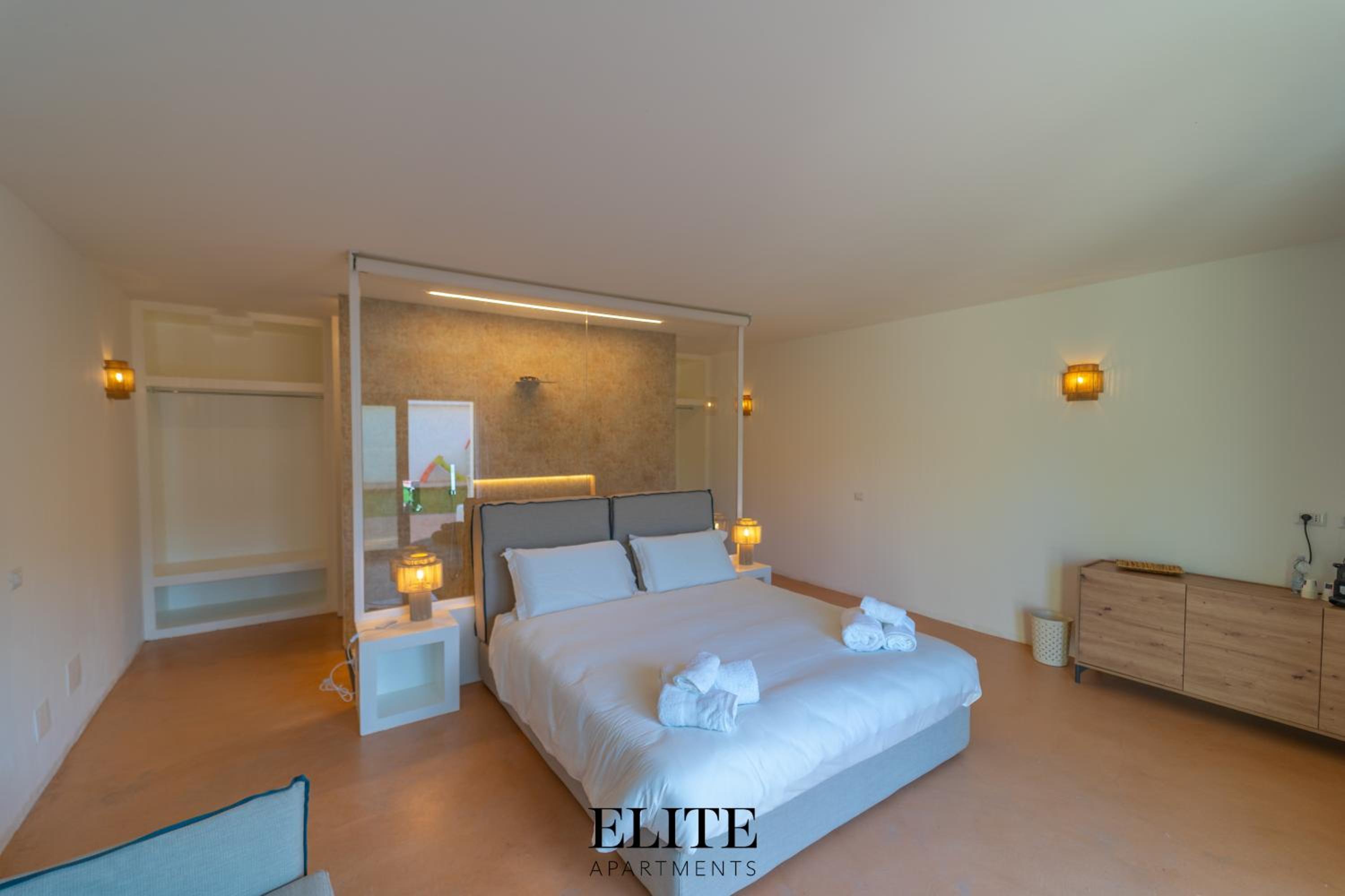 King Suite with Pool View