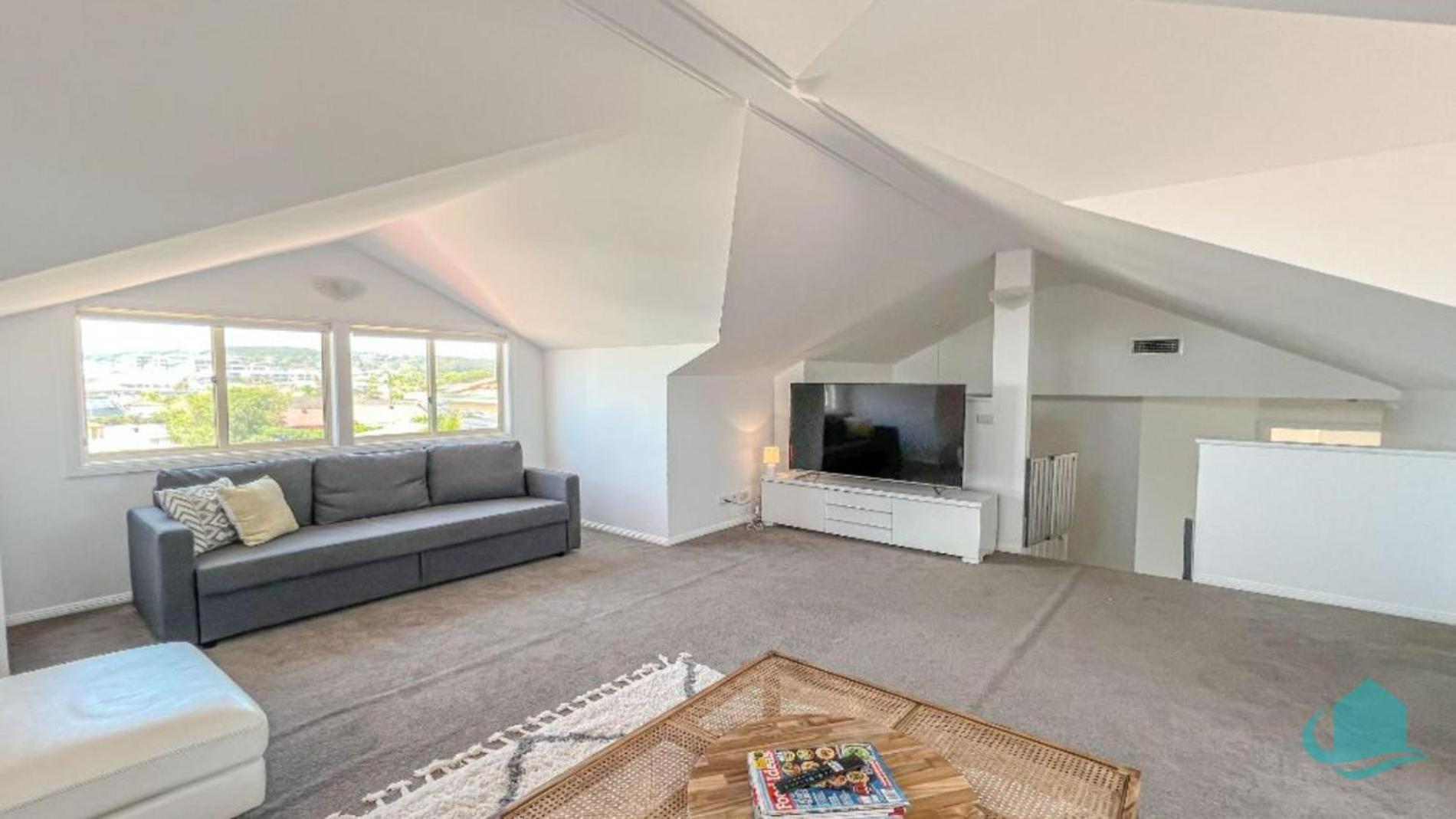 Five-Bedroom House photo 1