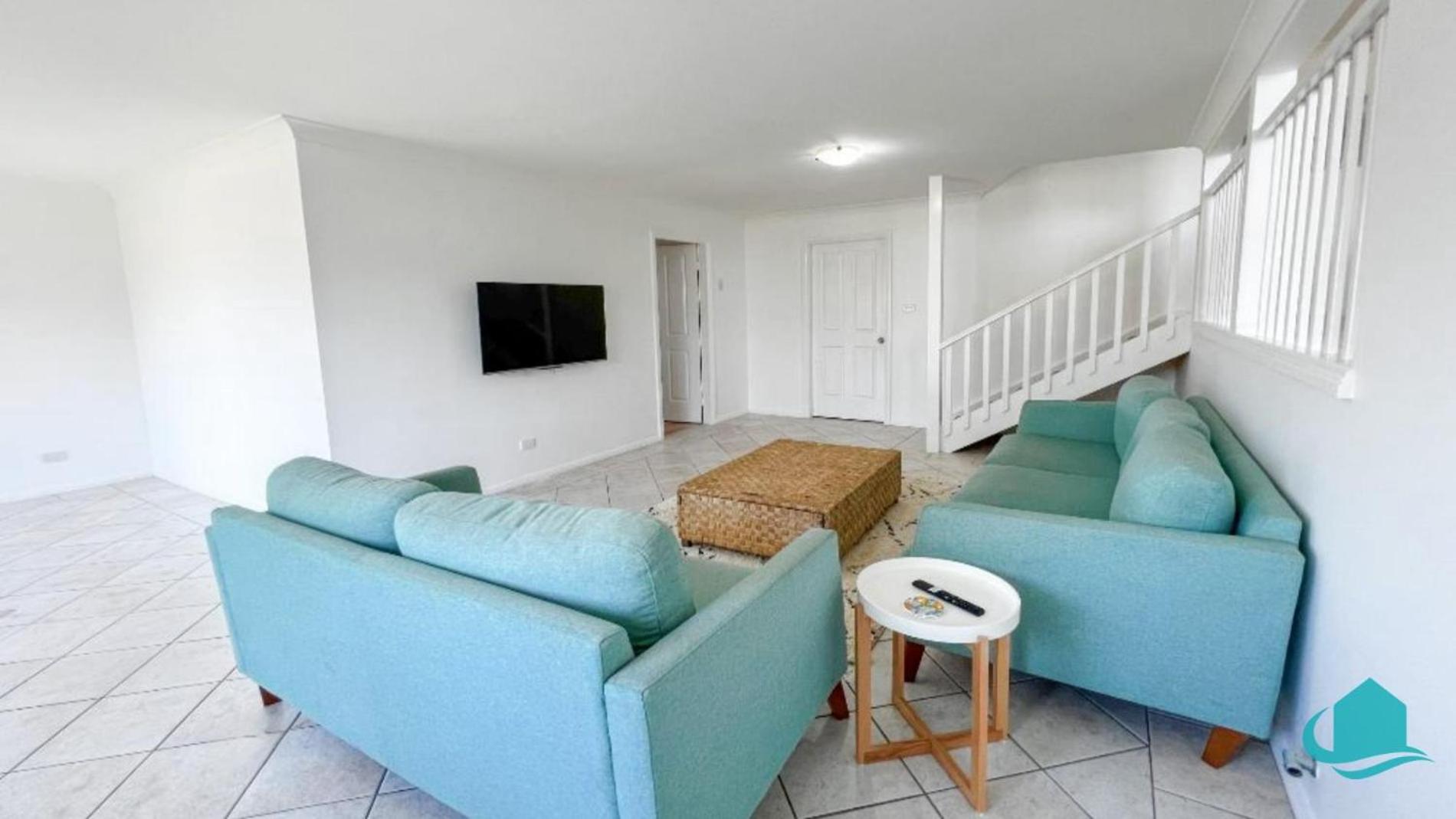 Five-Bedroom House photo 3