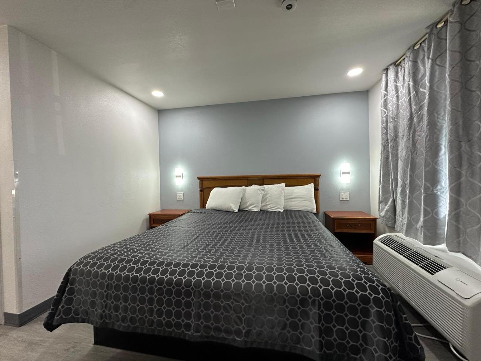 King Room - Non-Smoking photo 3