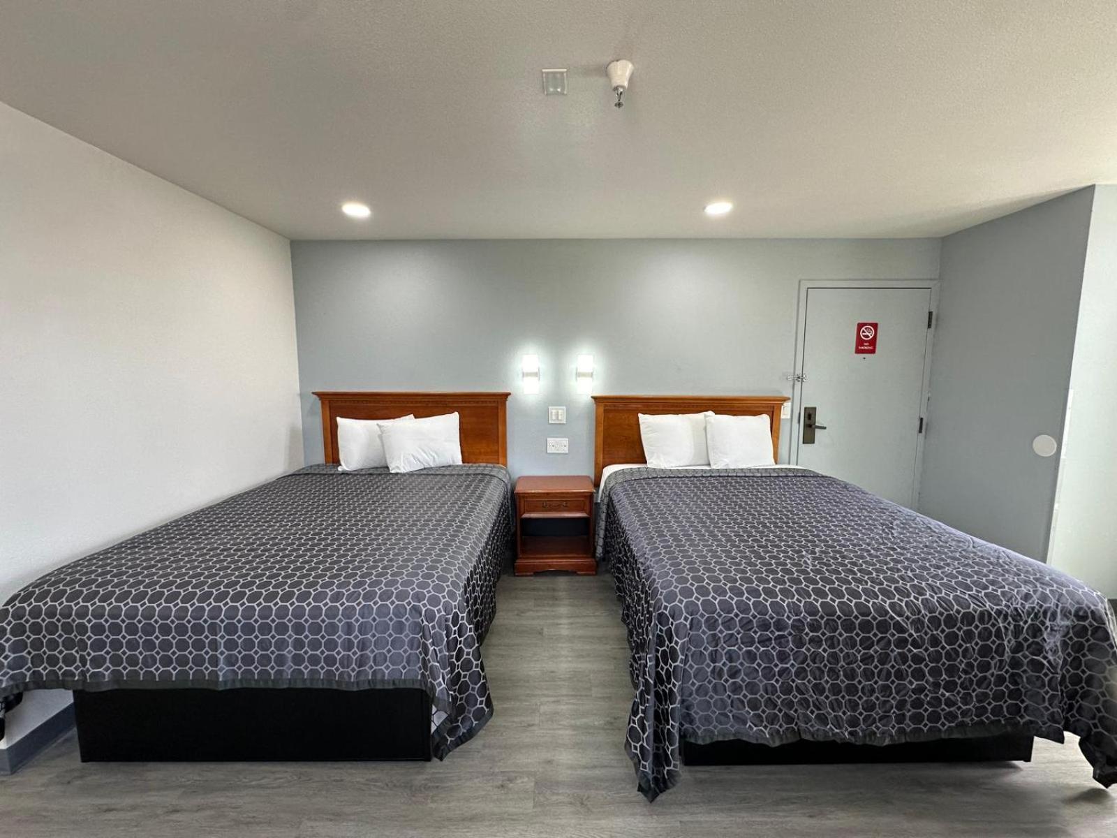 Two Queen Beds - Non Smoking photo 2