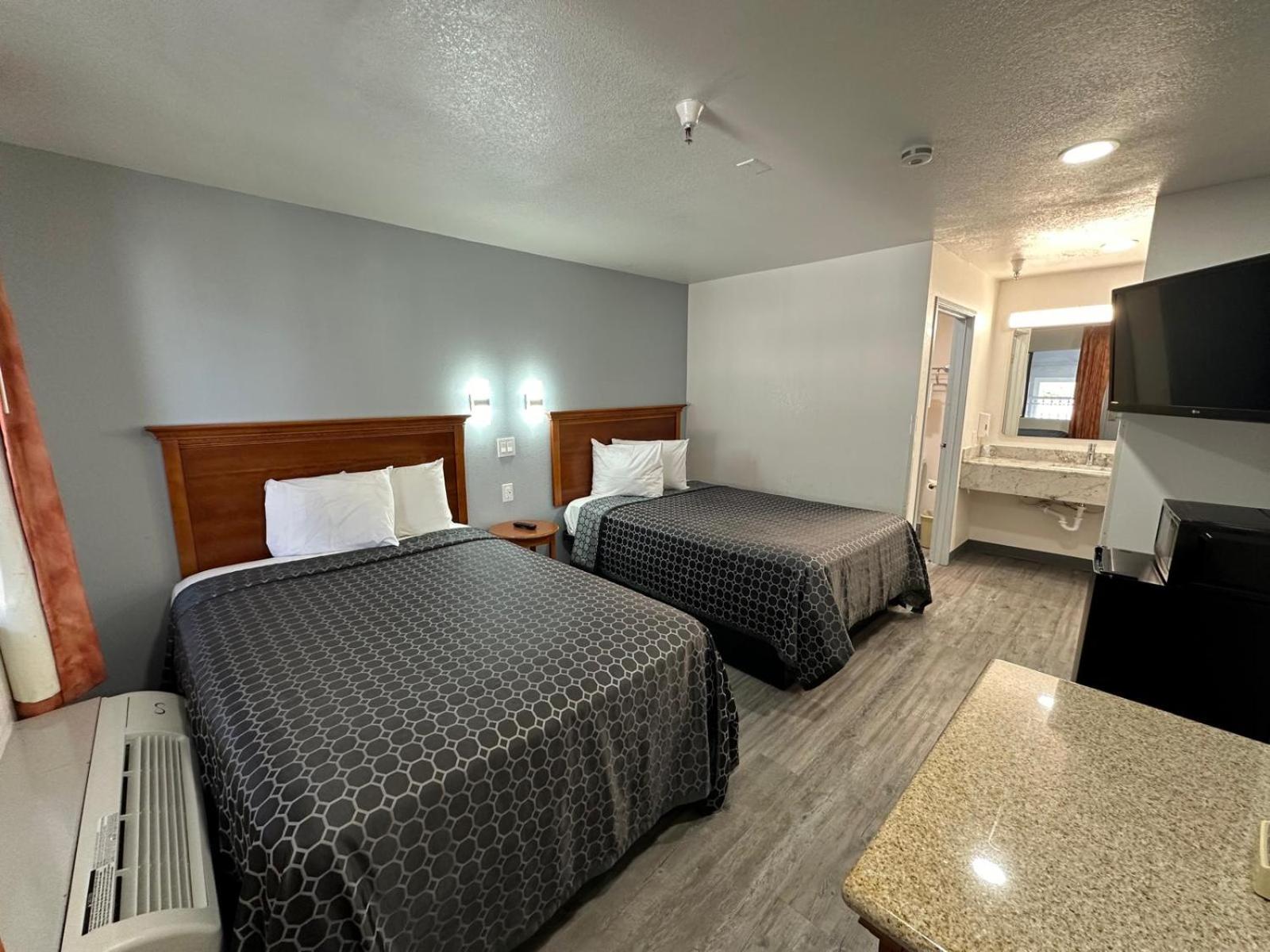 Two Double Beds - Non-Smoking photo 1