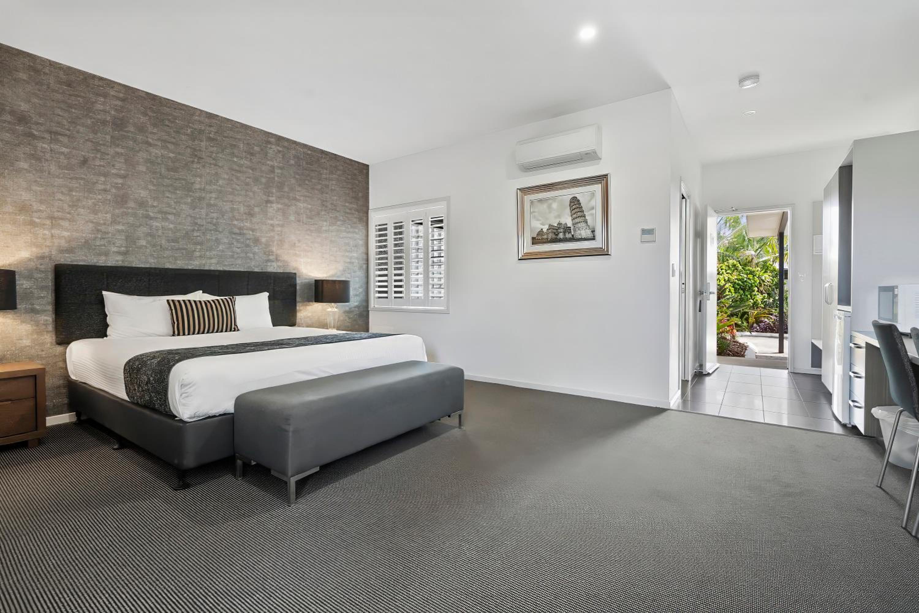 Large King Room with Whirlpool - Non Smoking/Ground floor photo 2