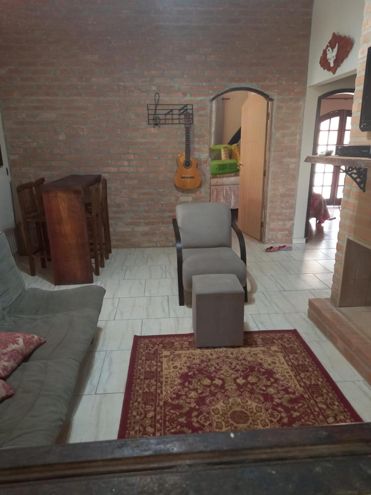 Five-Bedroom House photo 1