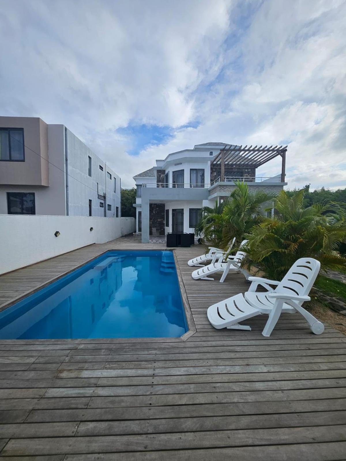 Villa - Photo 1