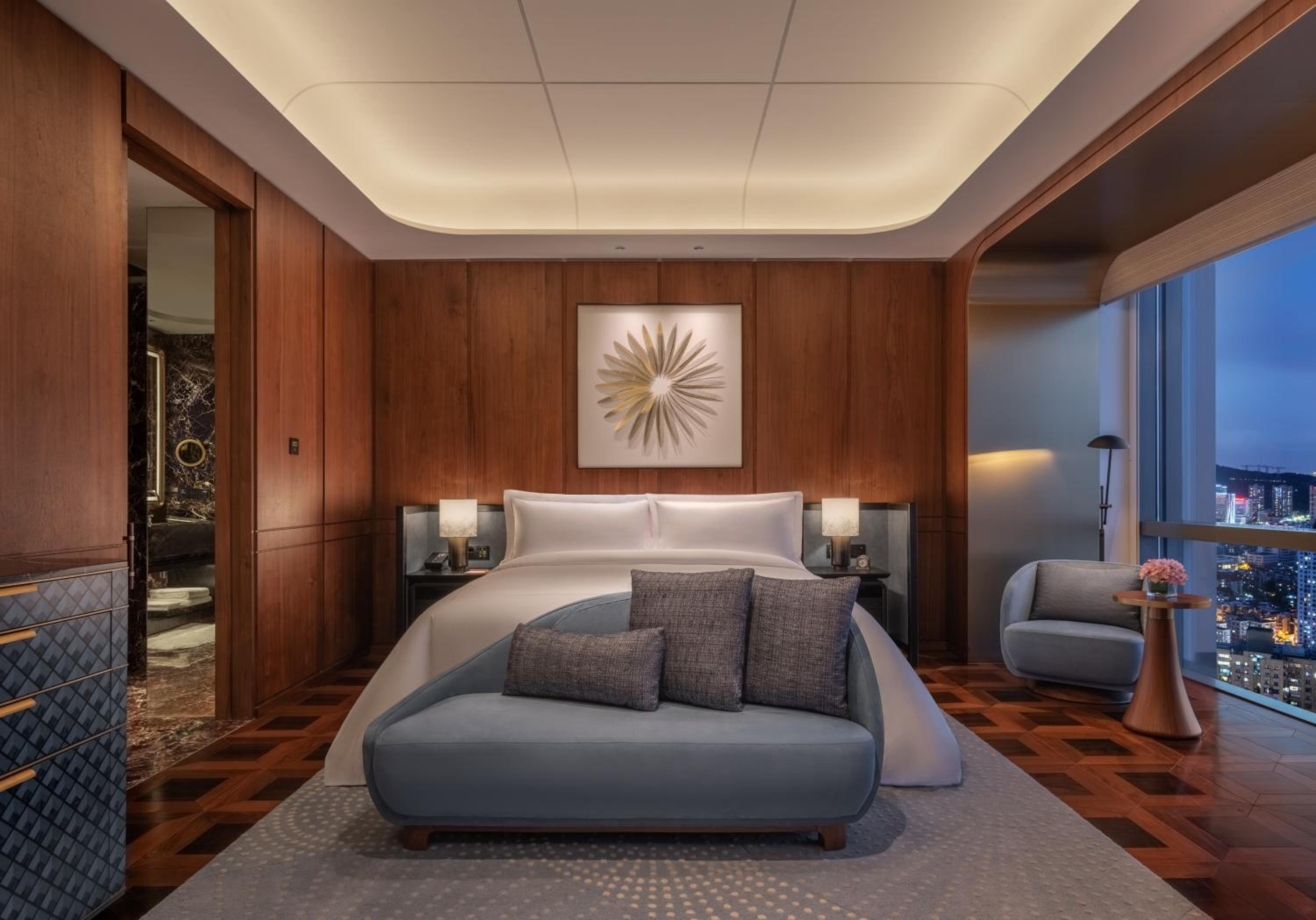 Deluxe King Room - Photo 2