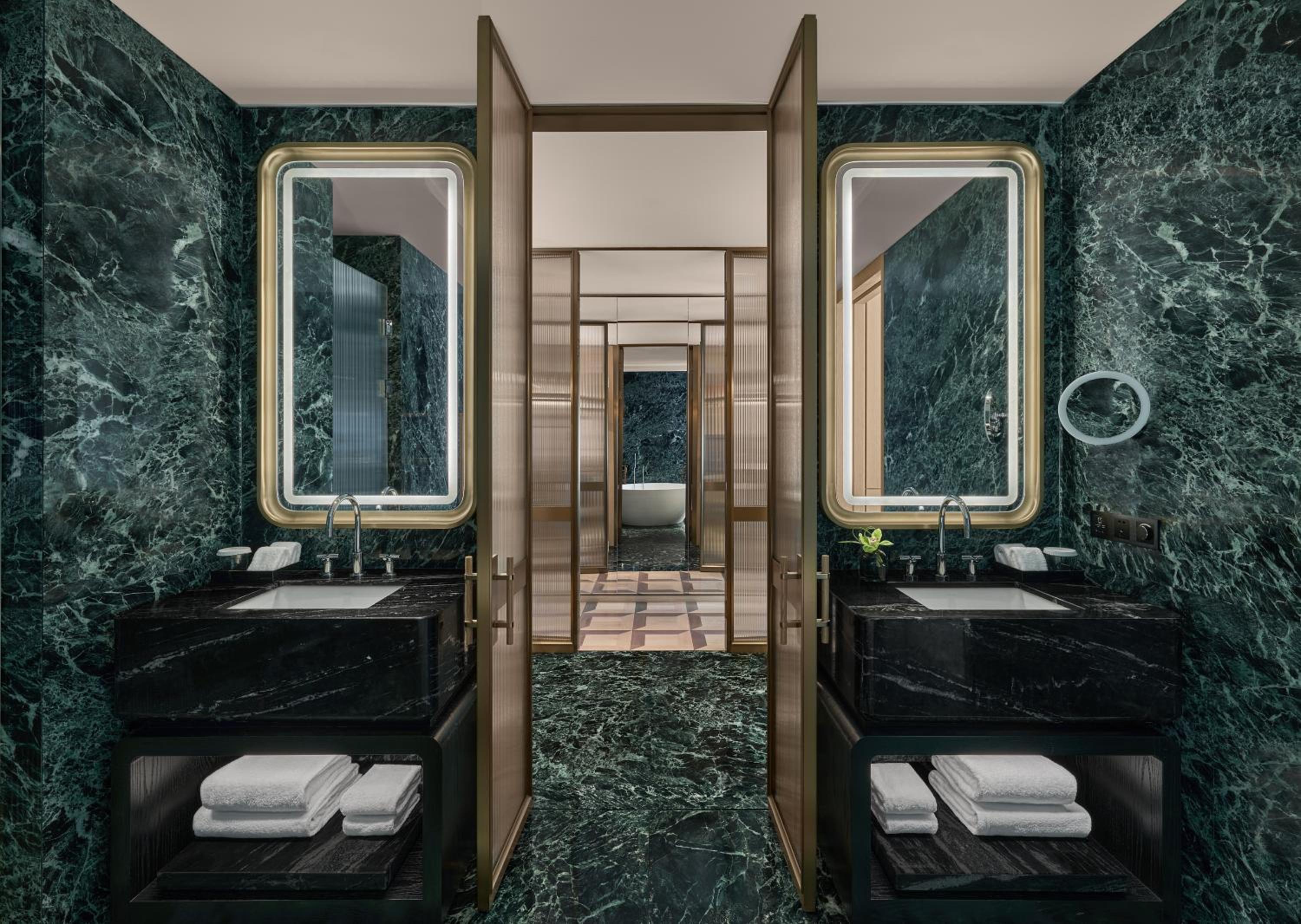 Grand Deluxe King Room - Photo 5