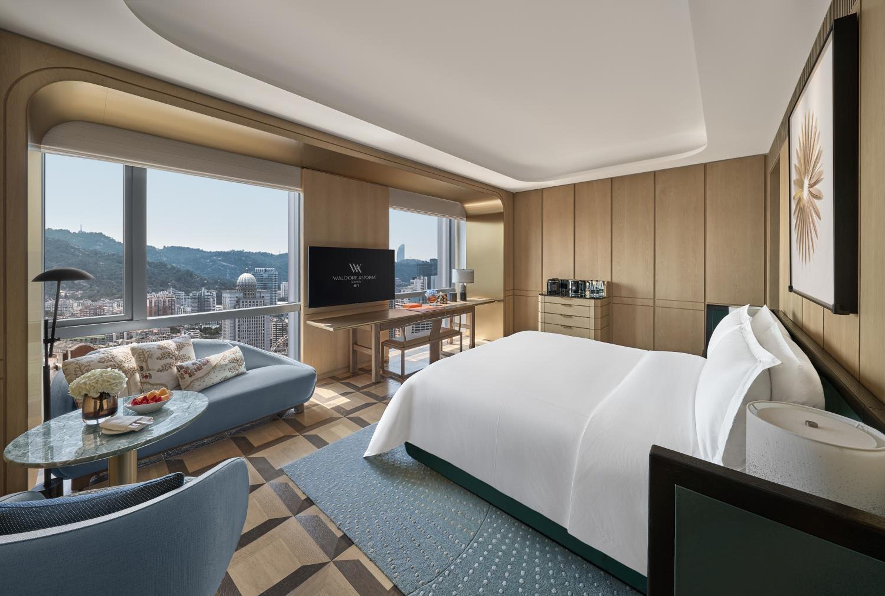 Grand Deluxe King Room - Photo 3