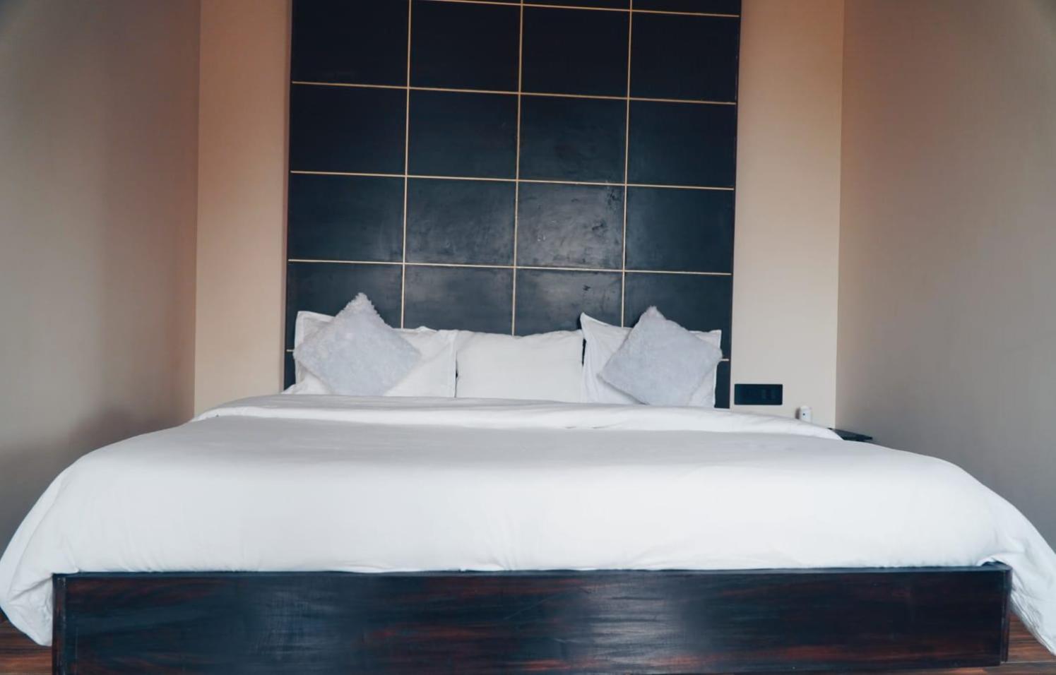 Deluxe Double Room with Balcony photo 2