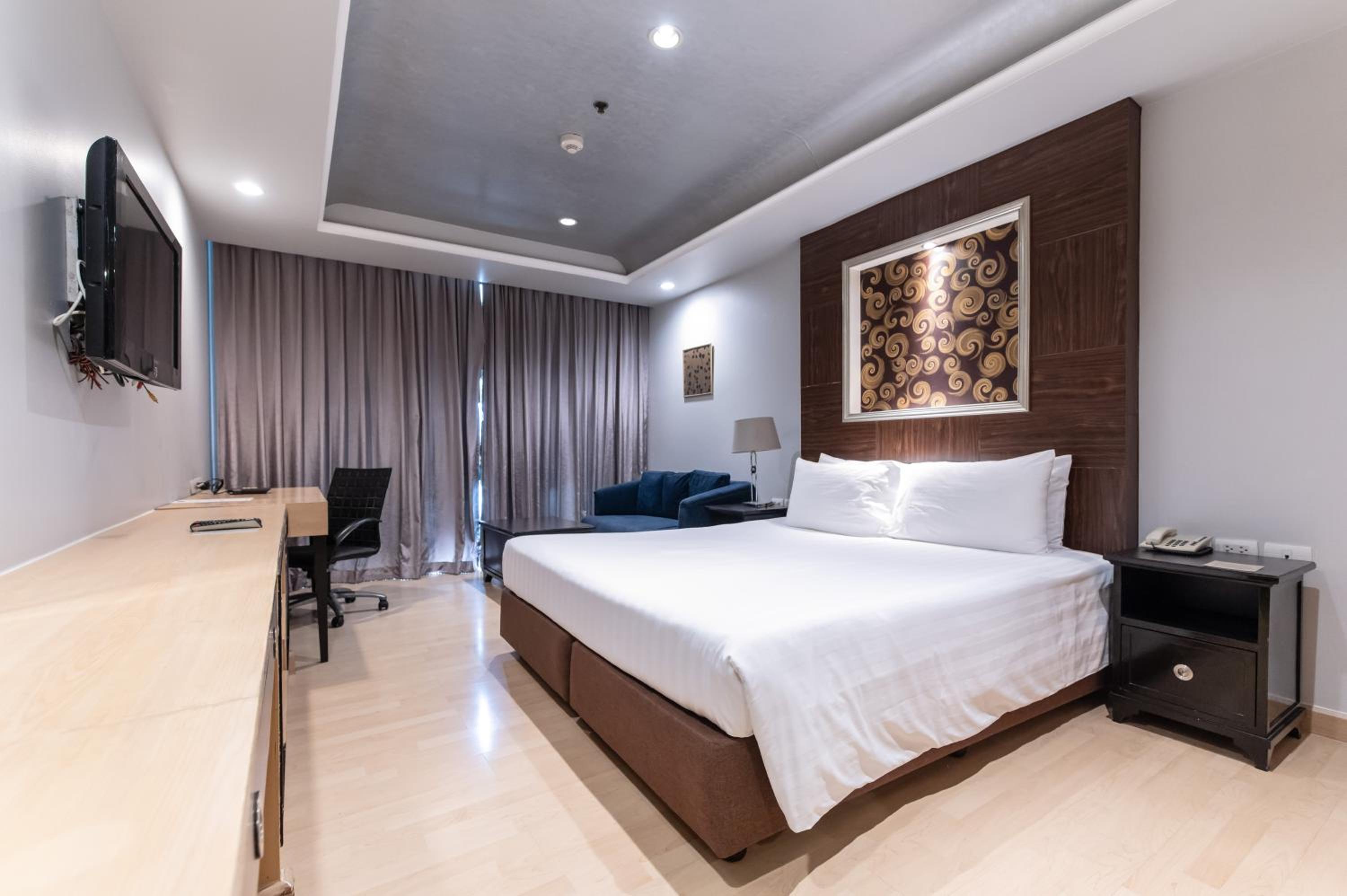 Premier Studio with Balcony photo 2