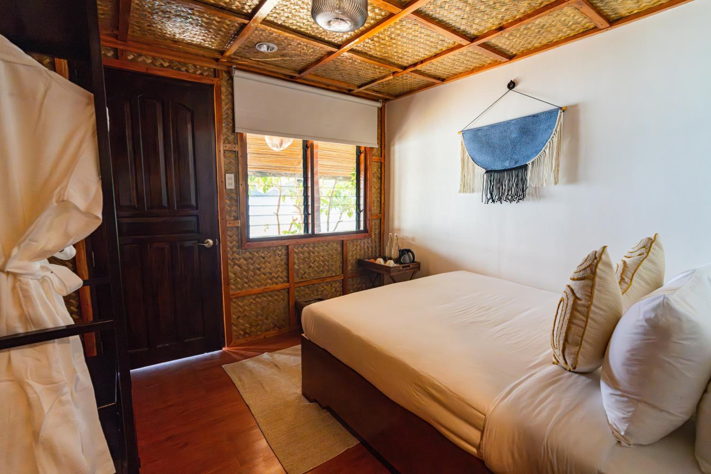 Beachfront Queen Room - Photo 10