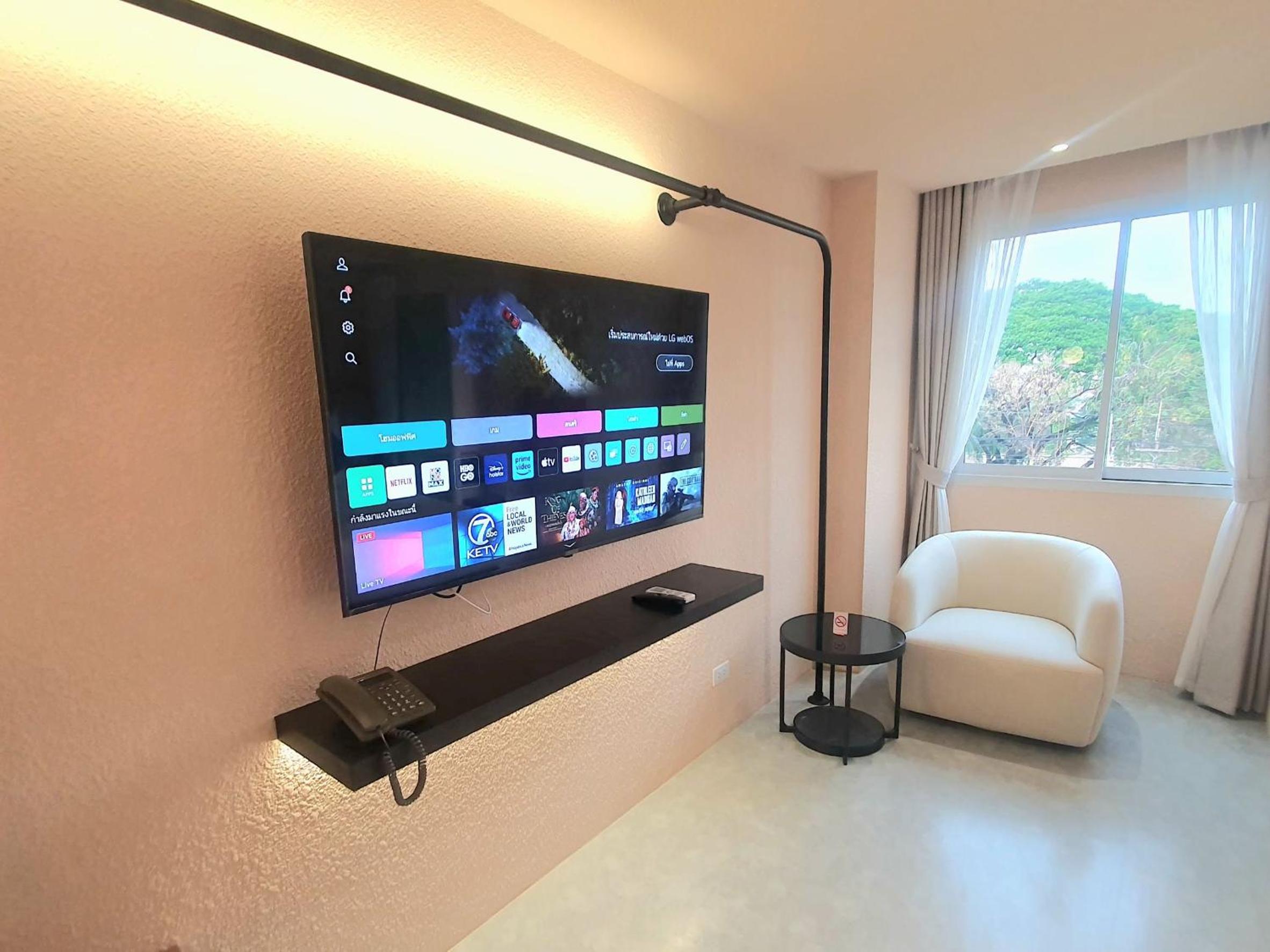 Deluxe with City View - Photo 11