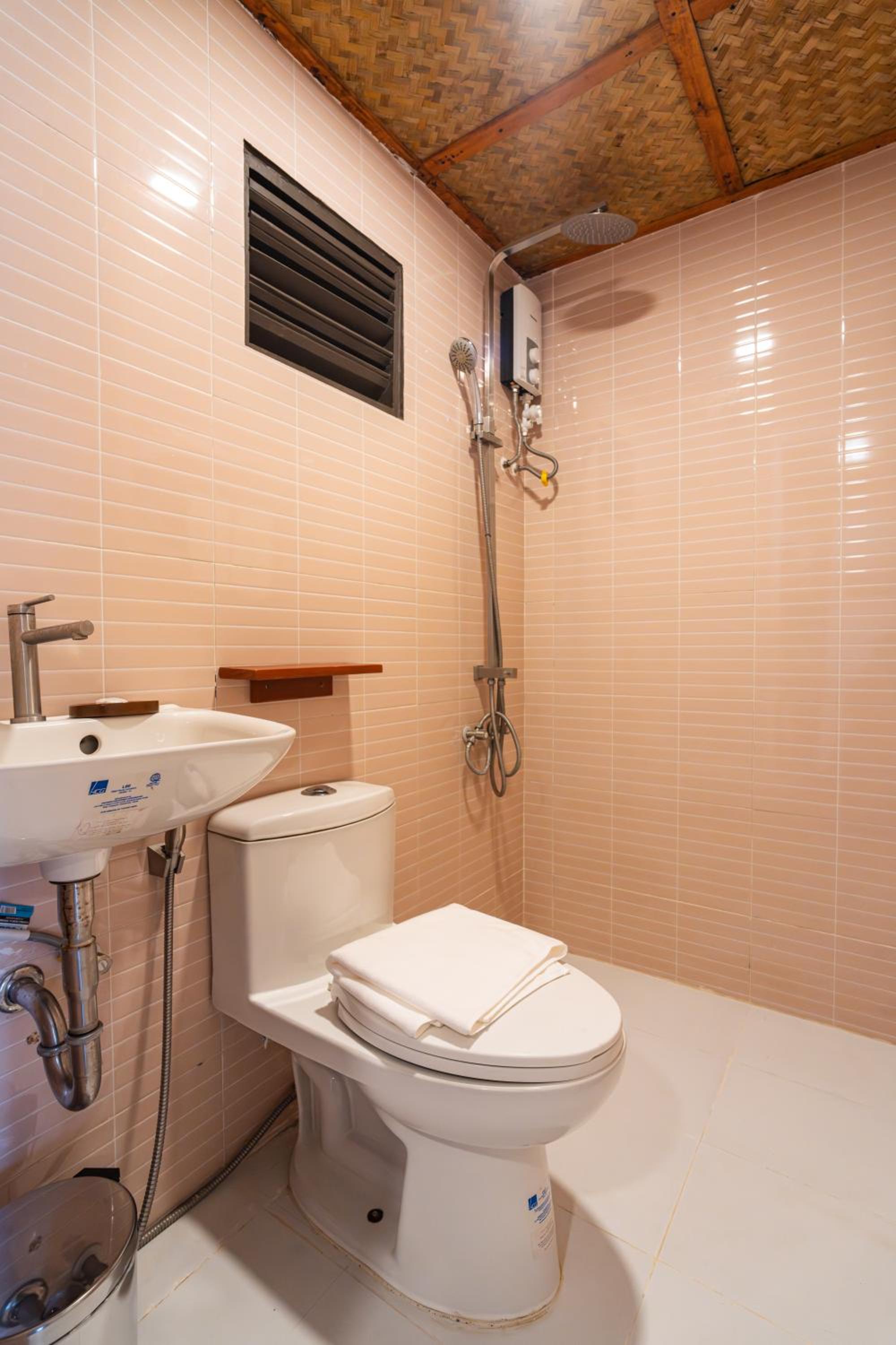 Beachfront Queen Room - Photo 15