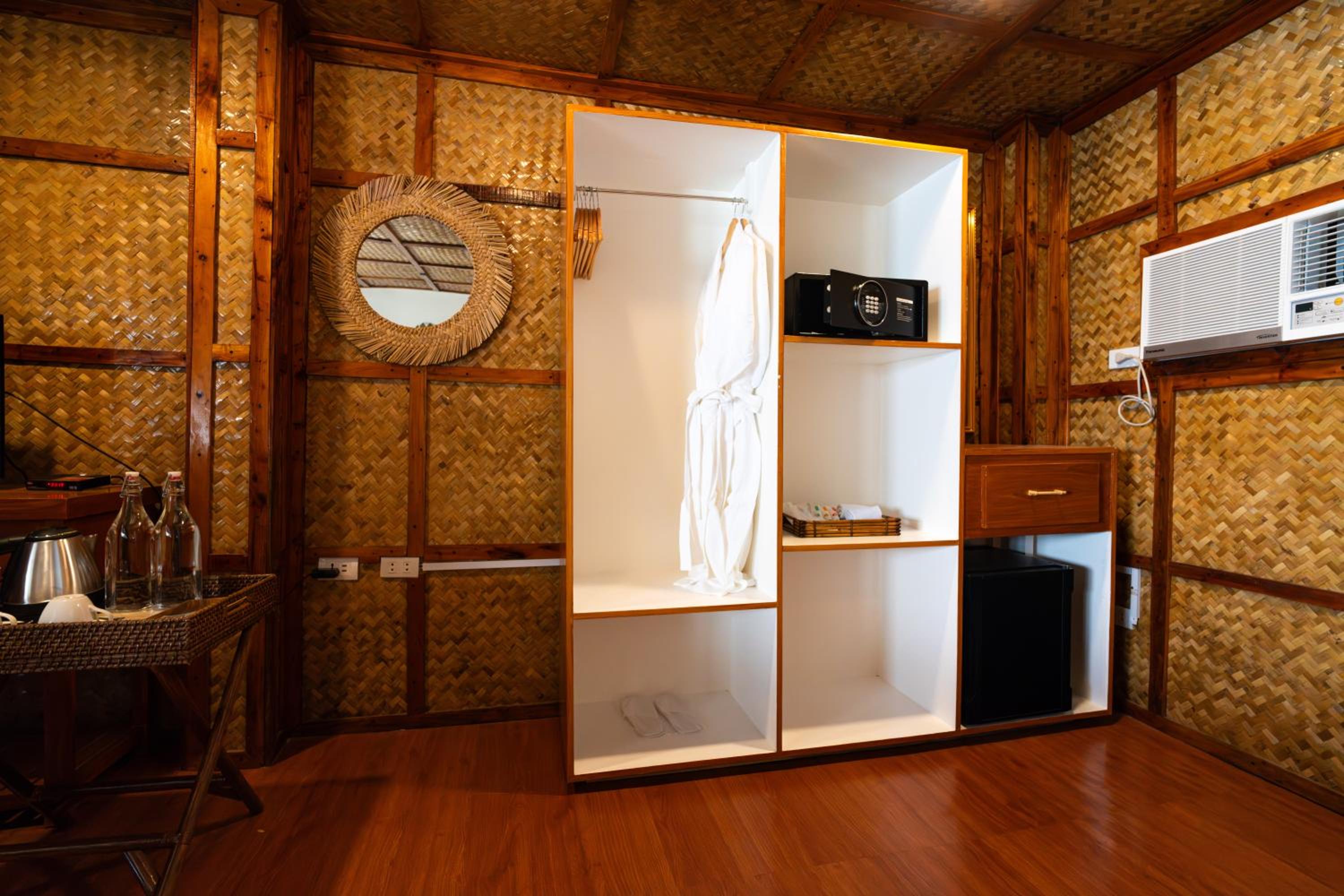 Beachfront Queen Room - Photo 1