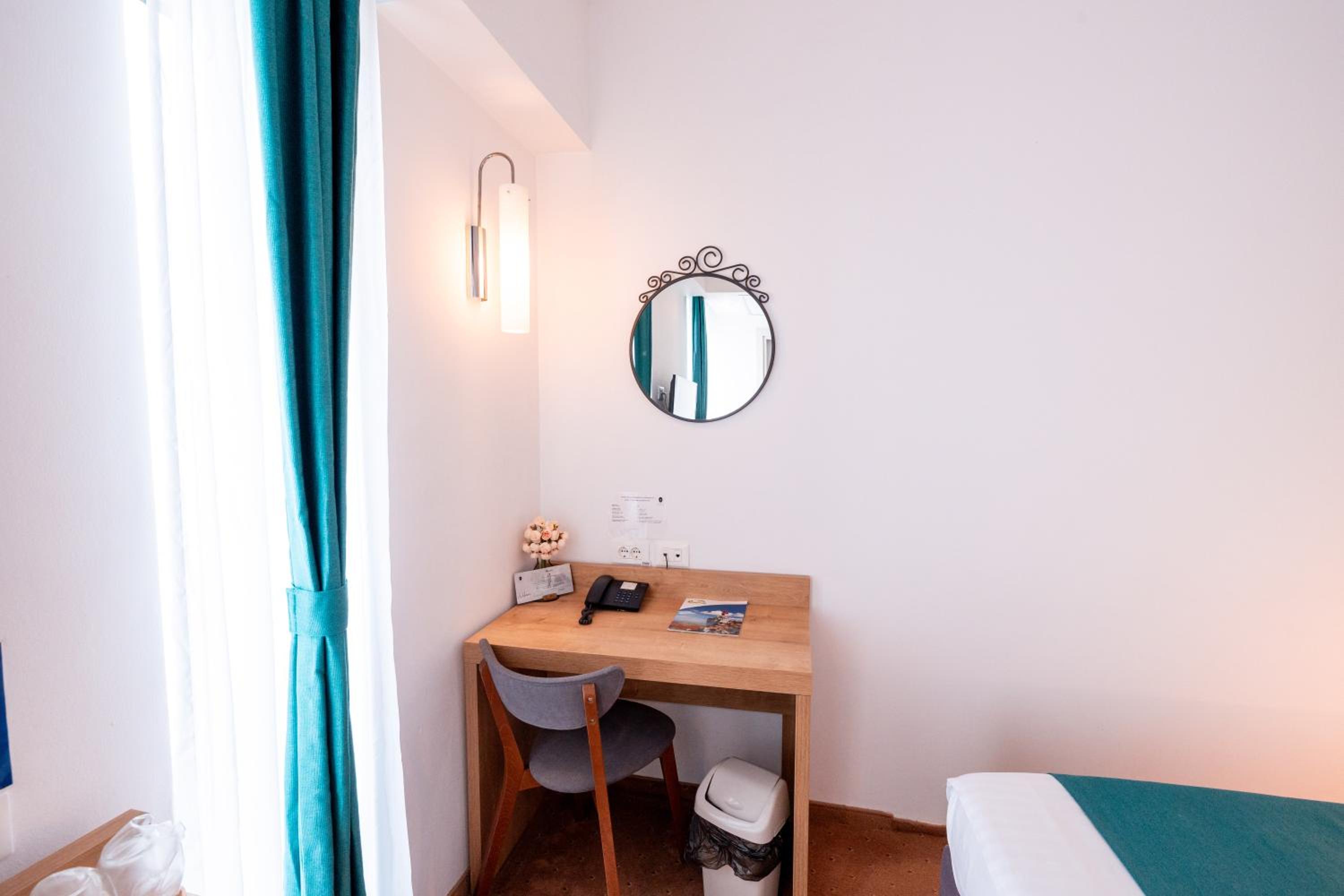 Queen Room - Photo 10