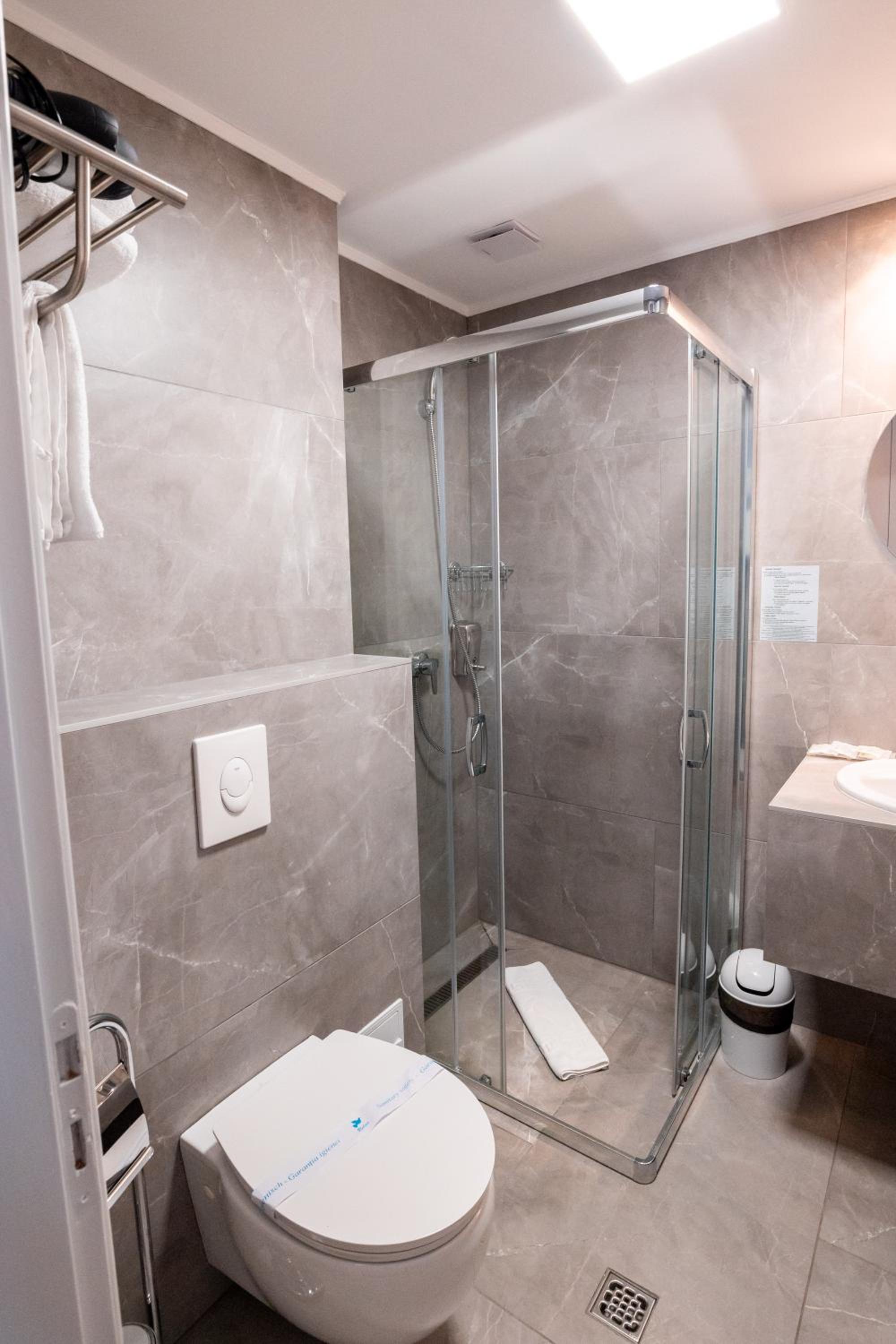 Double or Twin Room - Photo 7