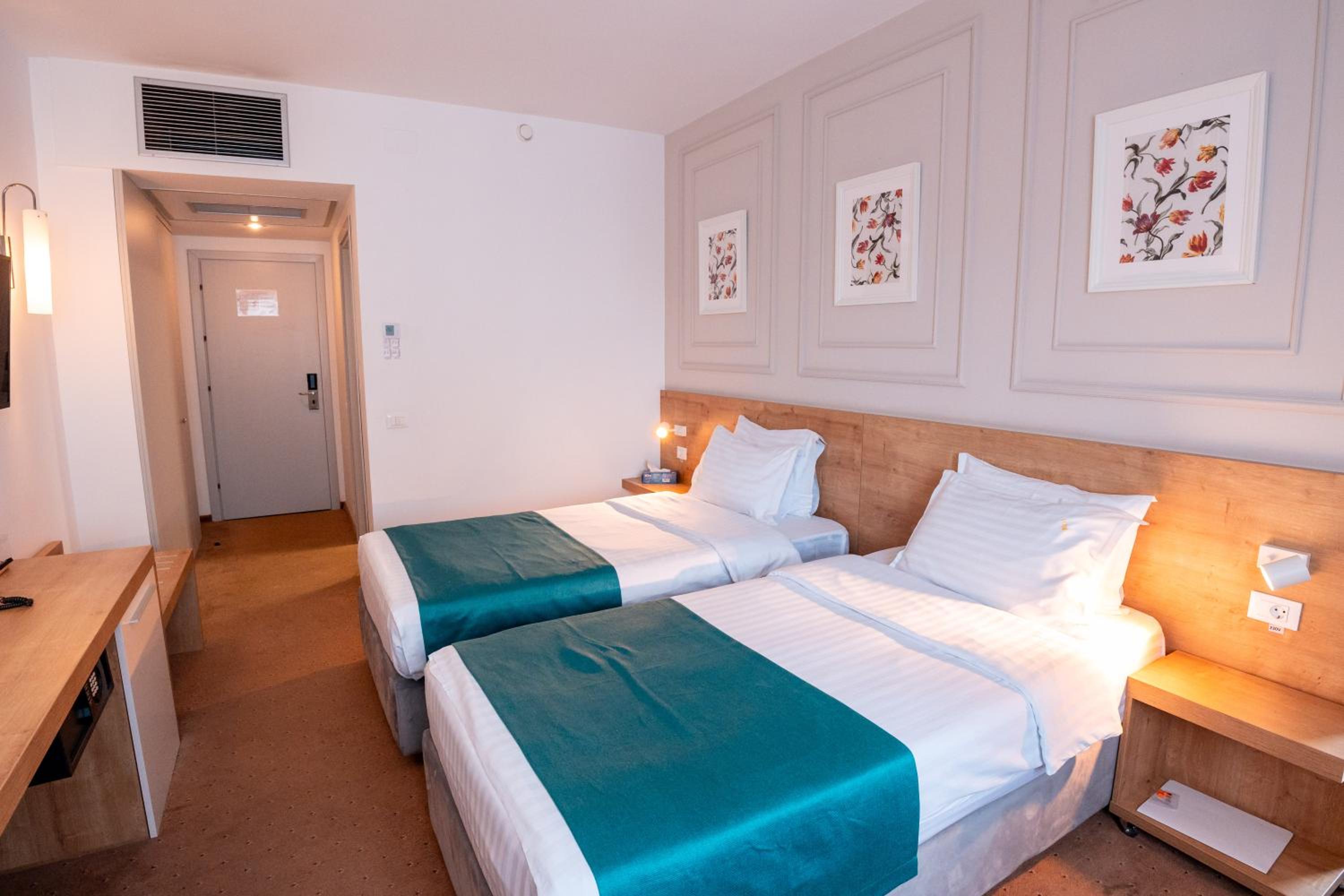 Double or Twin Room - Photo 8