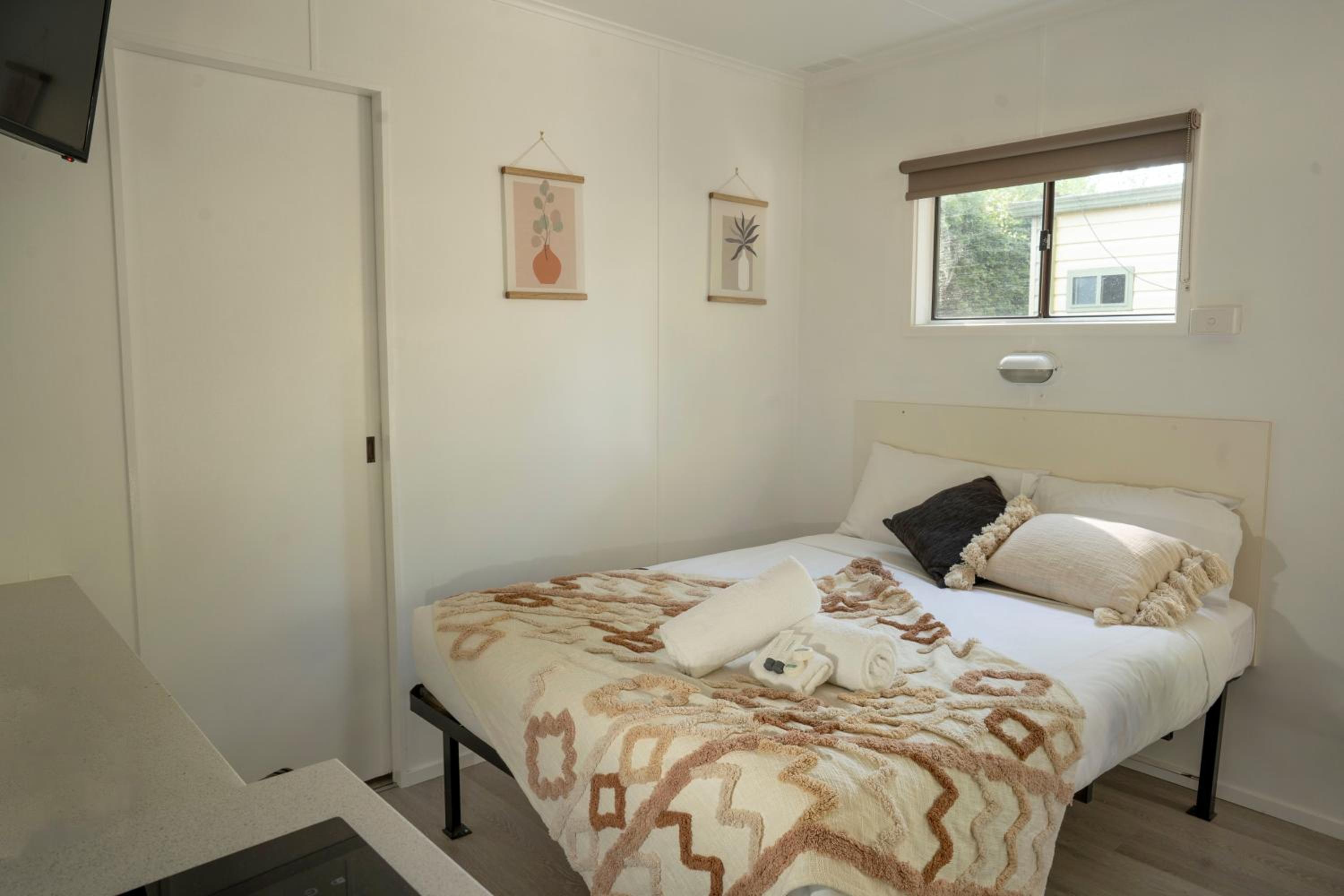 Budget Ensuite Cabin - 5b photo 1