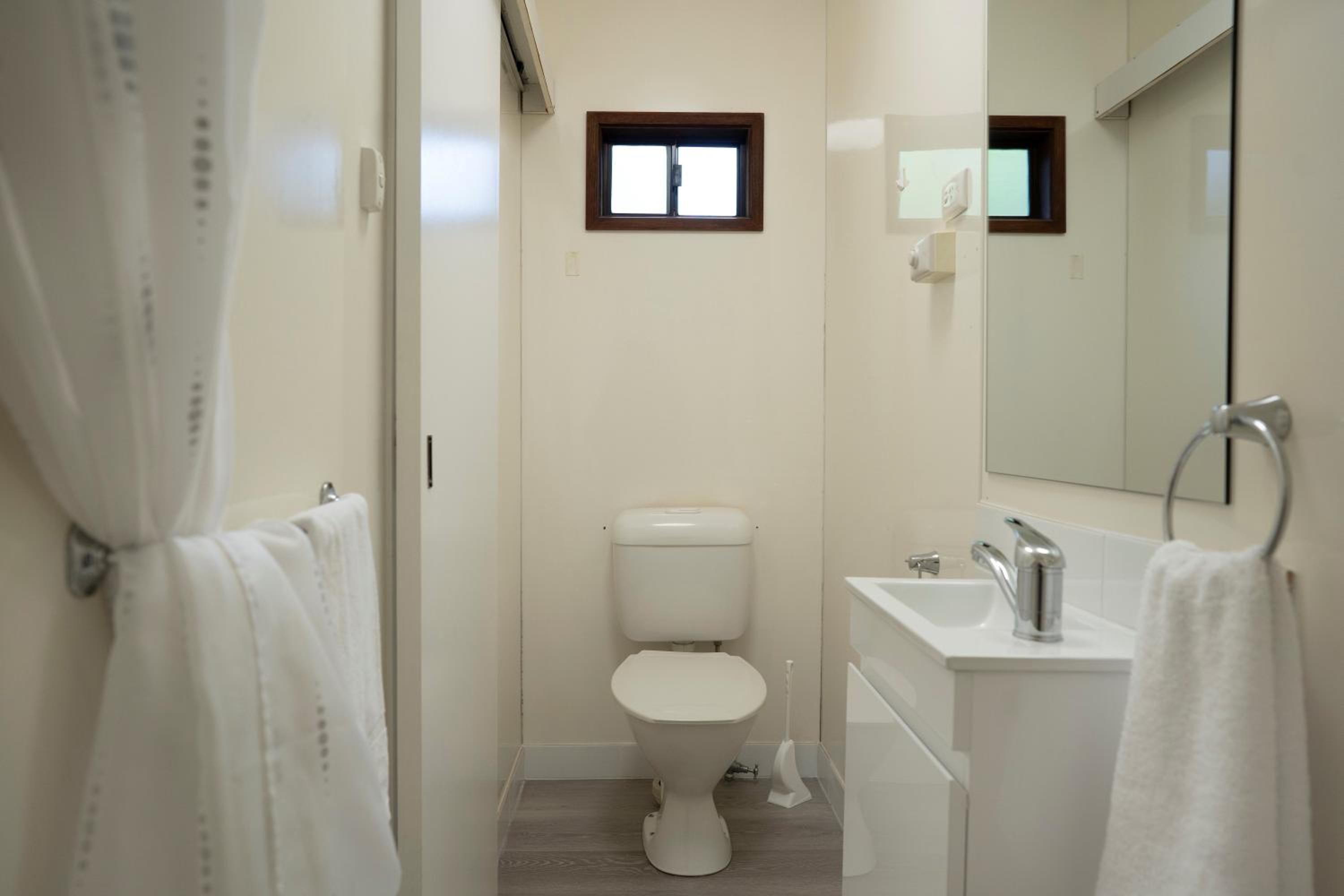 Budget Ensuite Cabin - 5b photo 2